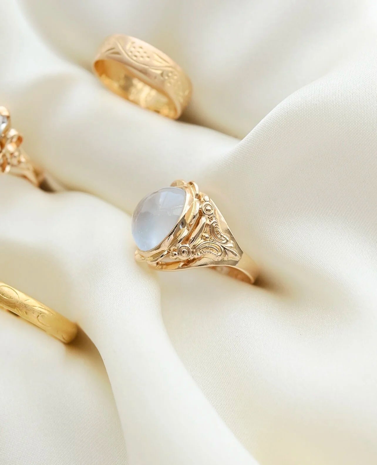 The Perfect Vintage Moonstone Ring 18K Gold 1948