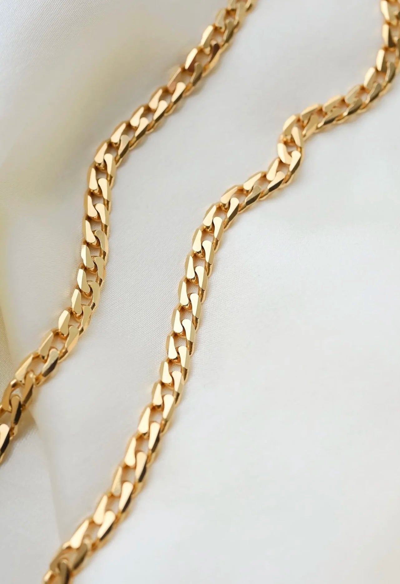 Stunning 18.25 Inches Italian Vintage Curb Chain Faceted 18K Gold