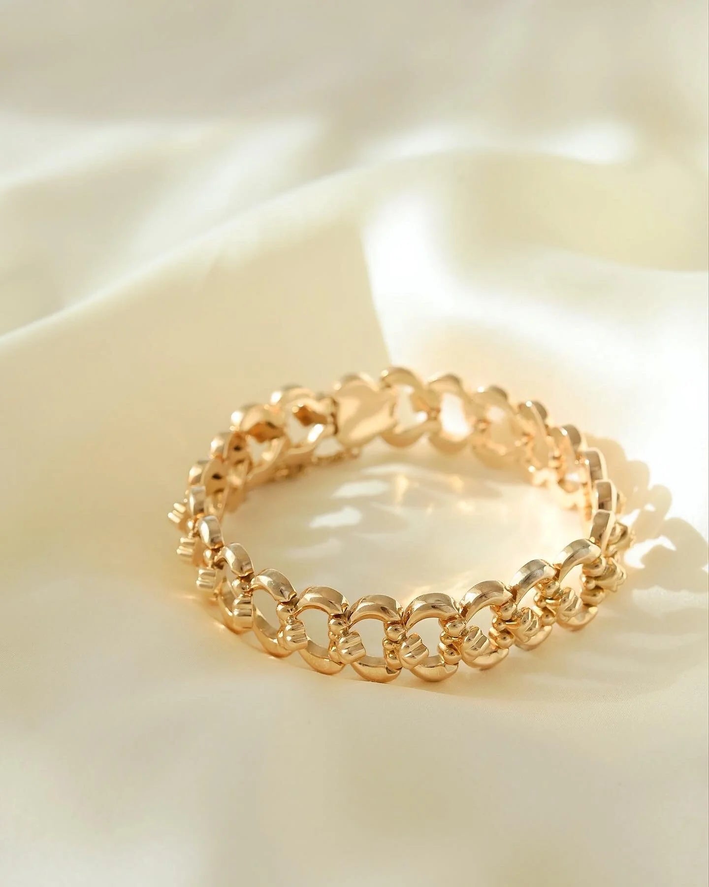 Stunning Once in A Lifetime Vintage Bracelet 18K Gold