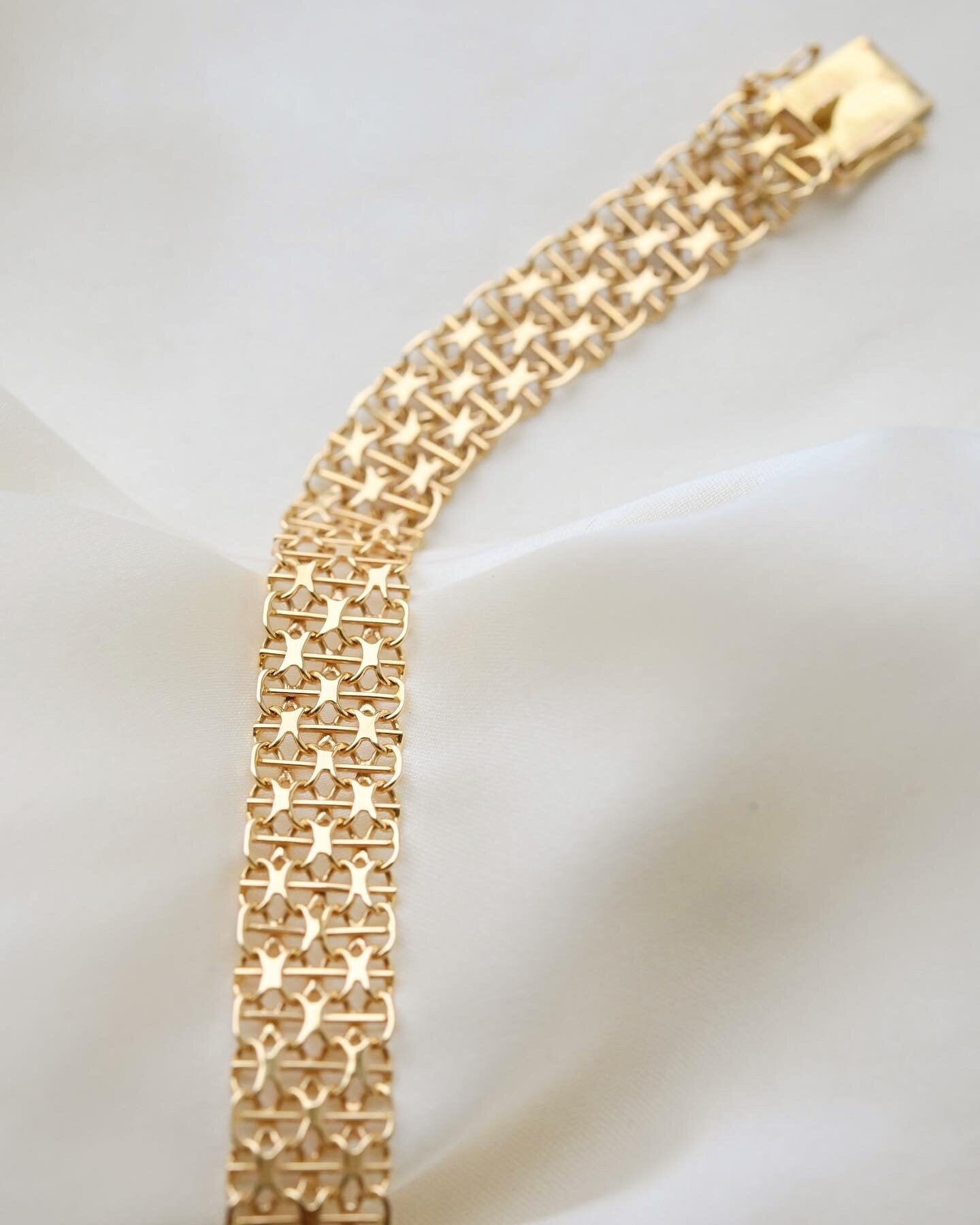 The “They just don’t make ‘em like this anymore” Bracelet 18K Gold 1969