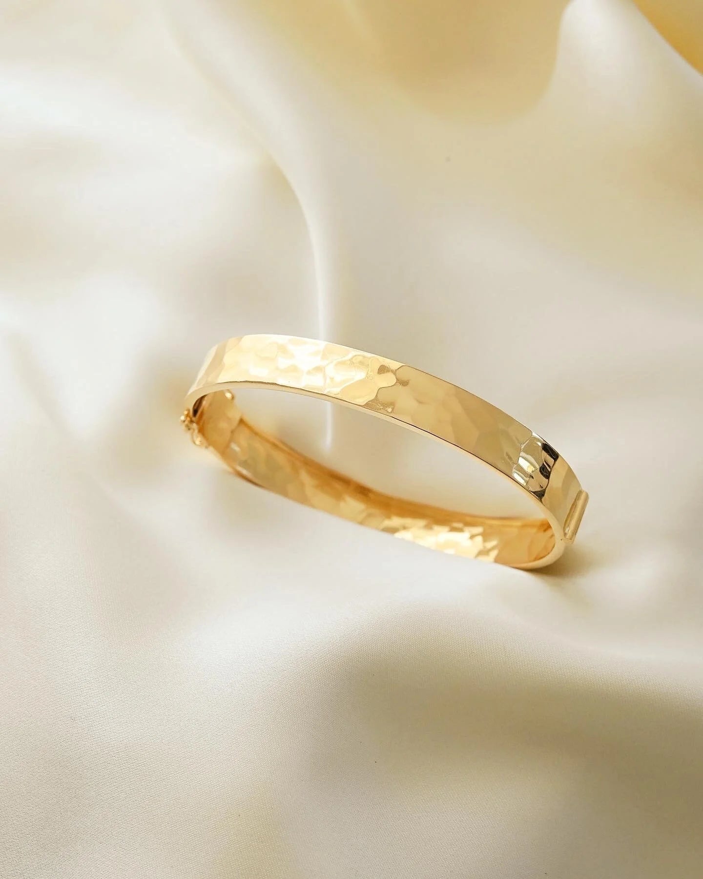 Stunning Hammered Finish Bangle 18K Gold 1977