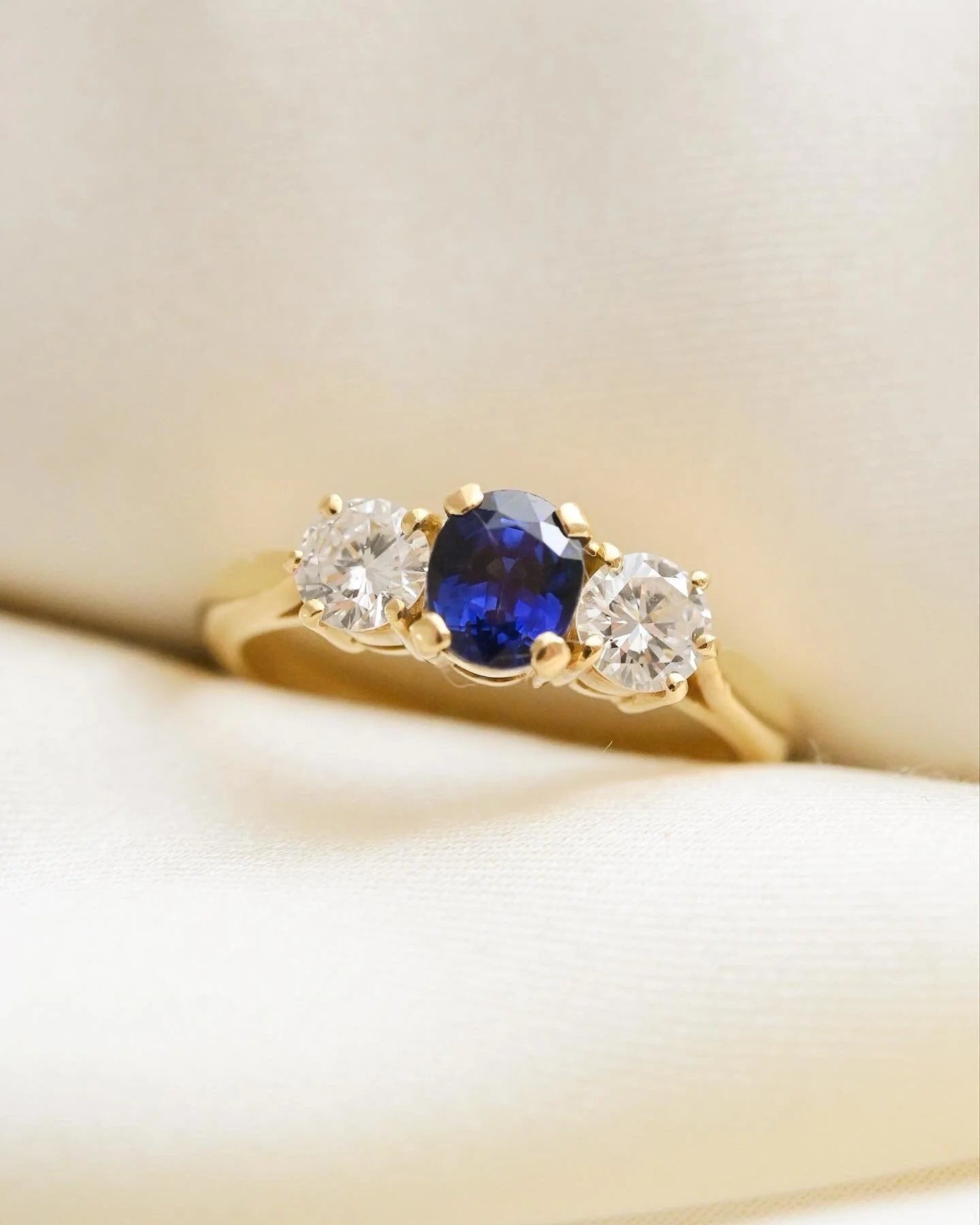 Perfect Vintage Threestone Sapphire x Diamond Ring 18K Gold