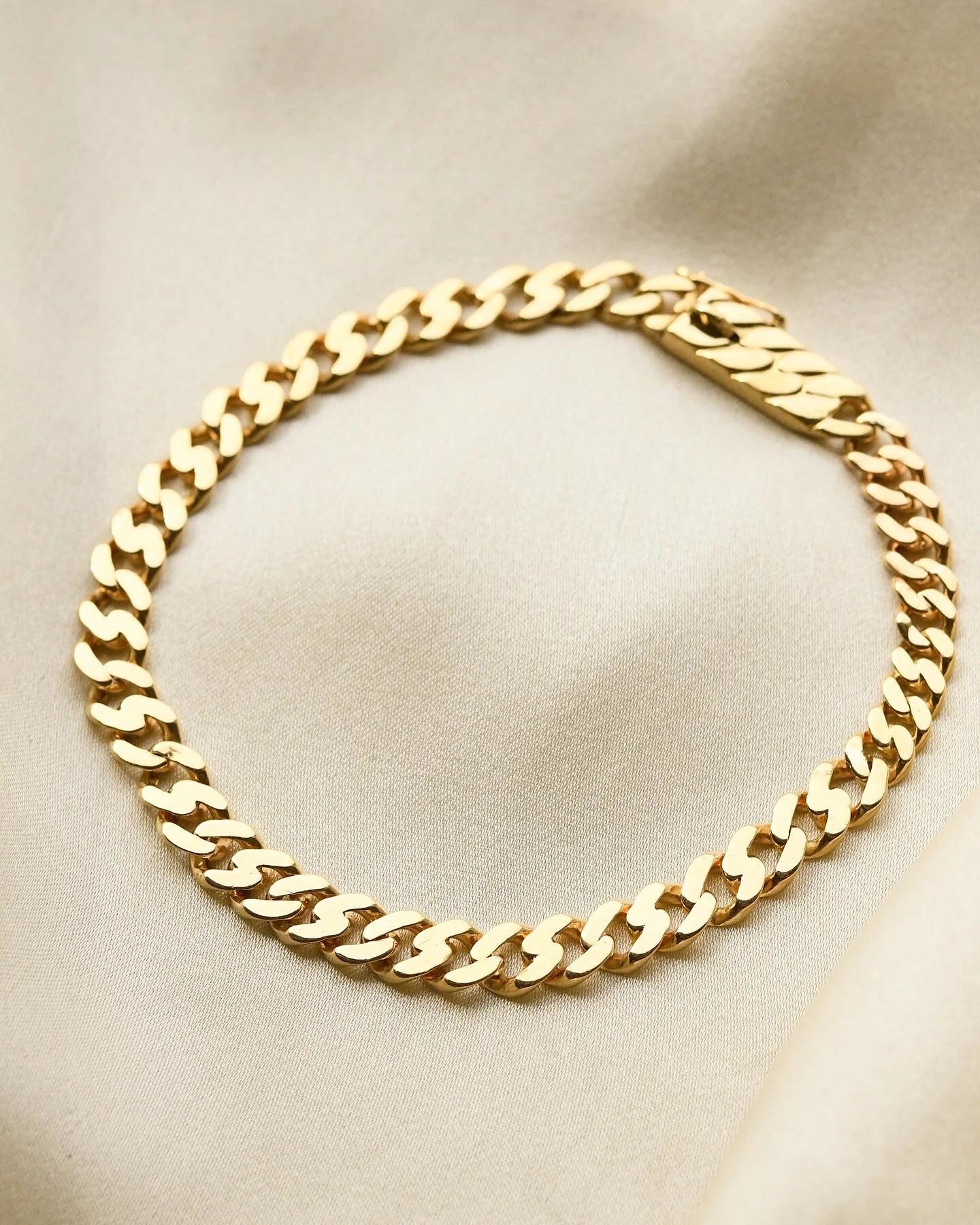 Beautiful 1942 18K Gold Curb Bracelet