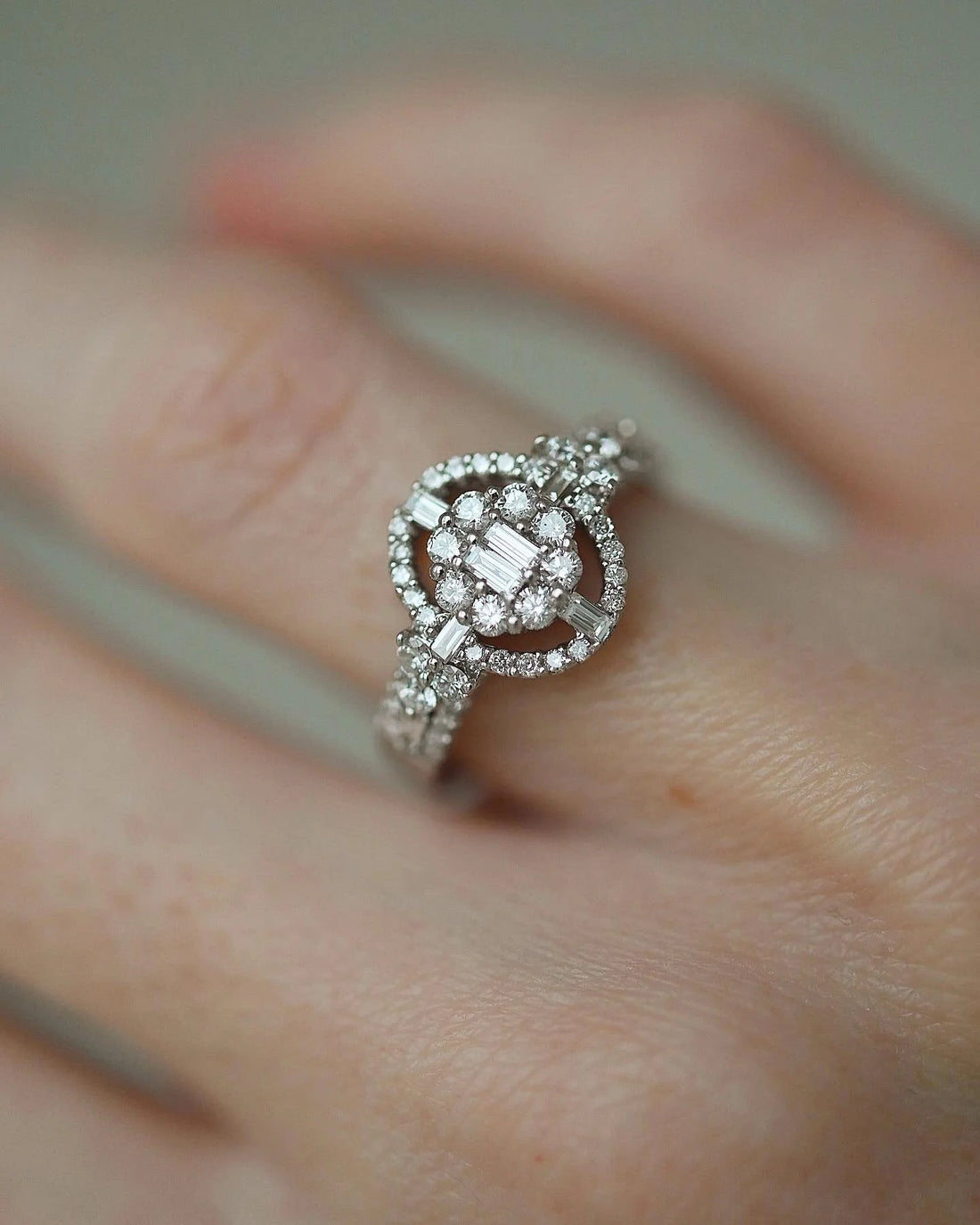 Stunning White Gold  Diamond Compass Set Dream Ring 18K White Gold