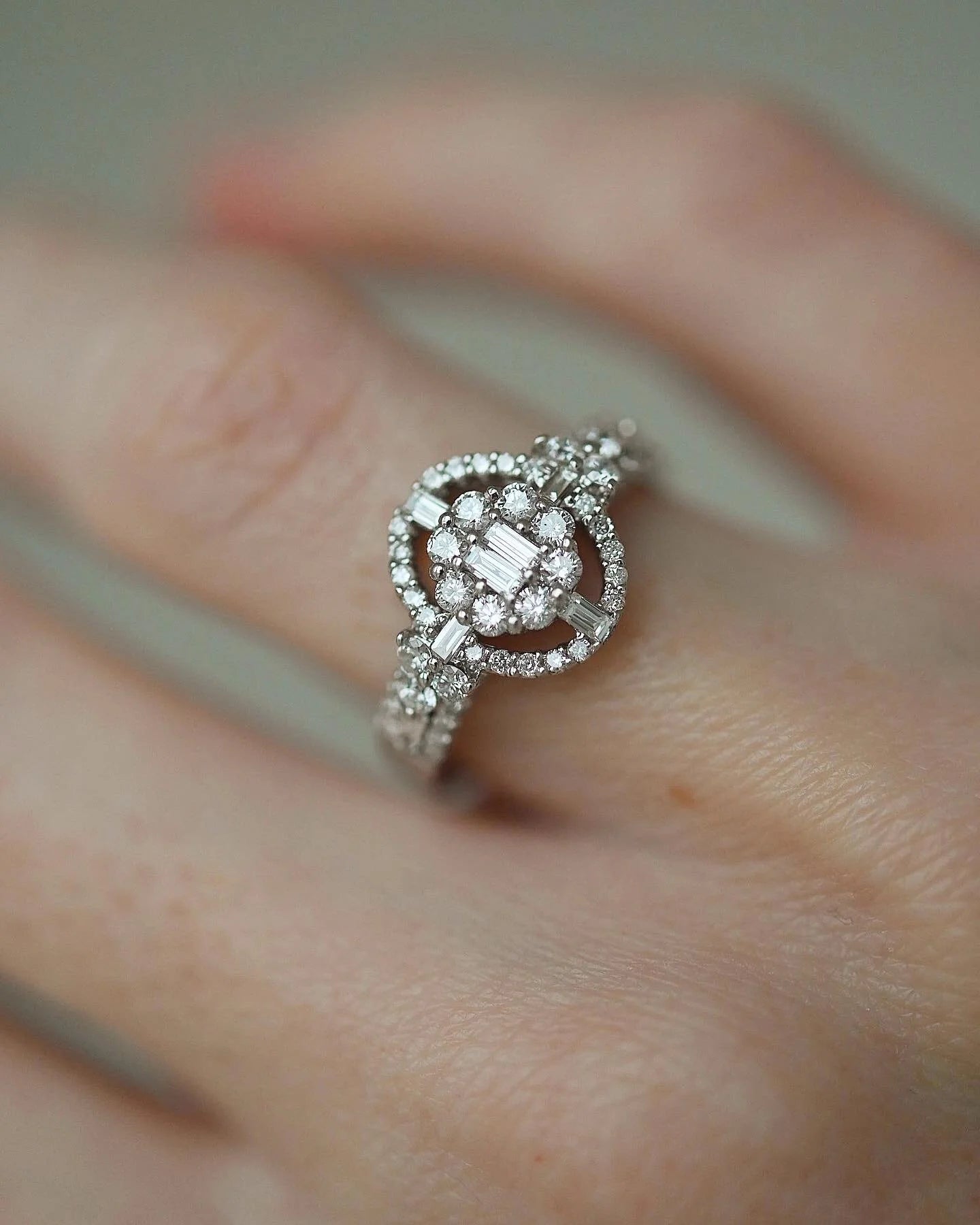 Stunning White Gold  Diamond Compass Set Dream Ring 18K White Gold
