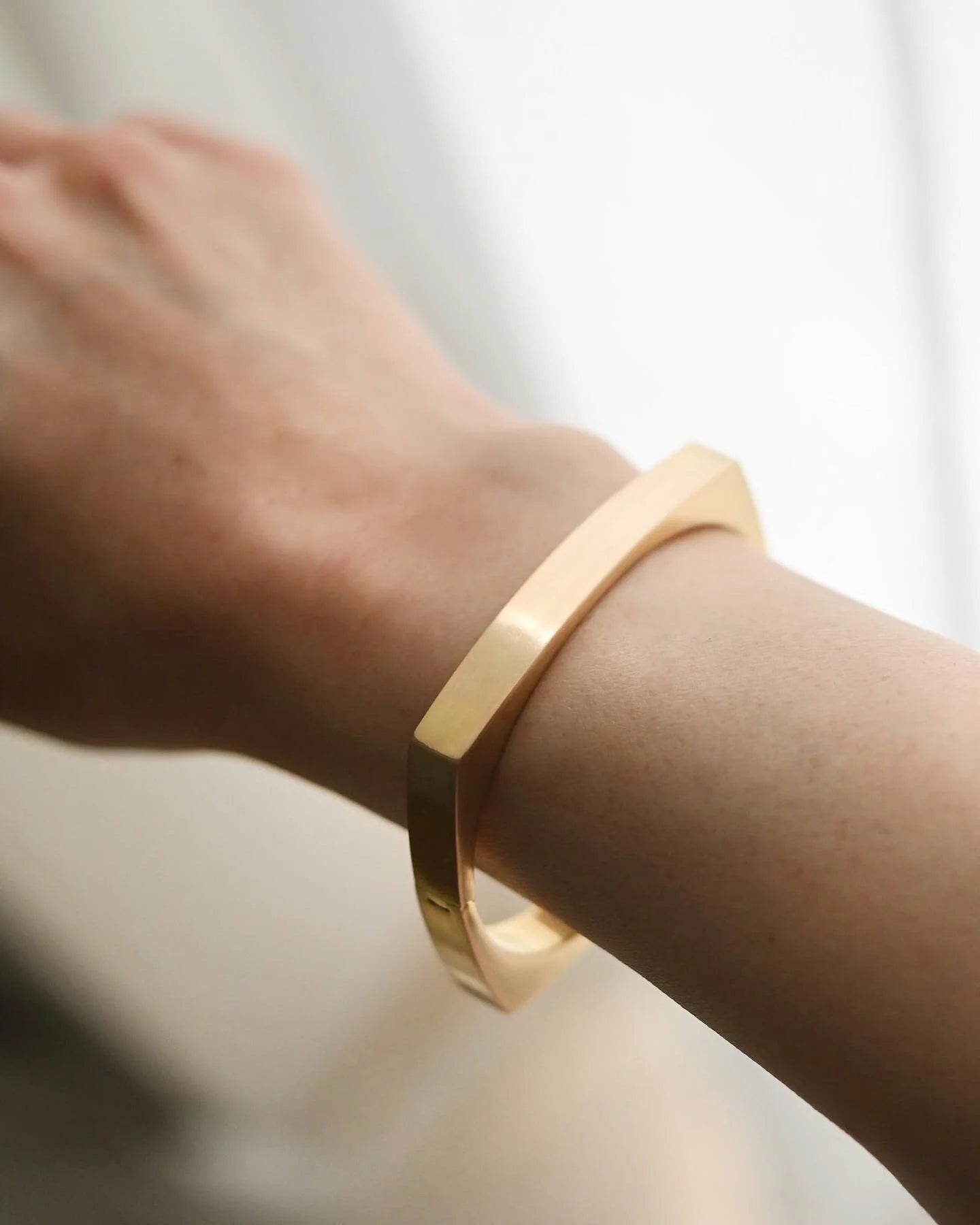 Vintage Silk Texture Bangle 18K Gold 1970