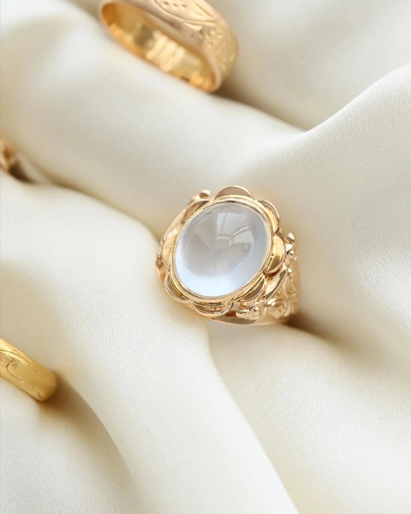 The Perfect Vintage Moonstone Ring 18K Gold 1948