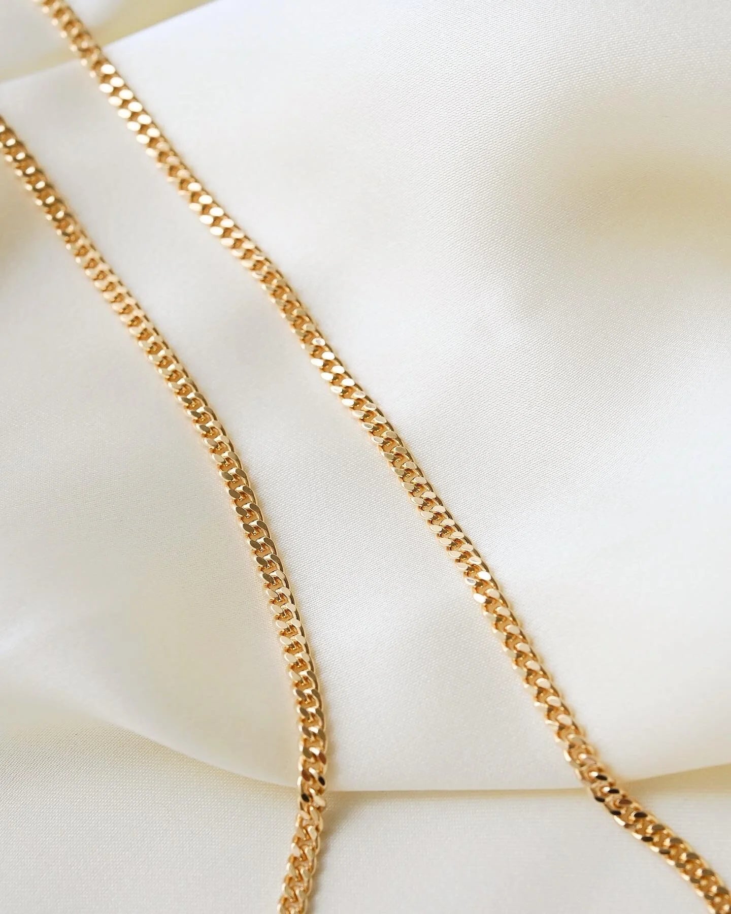 Beautiful 20 Inches Italian Vintage Curb Link Chain 18K Gold