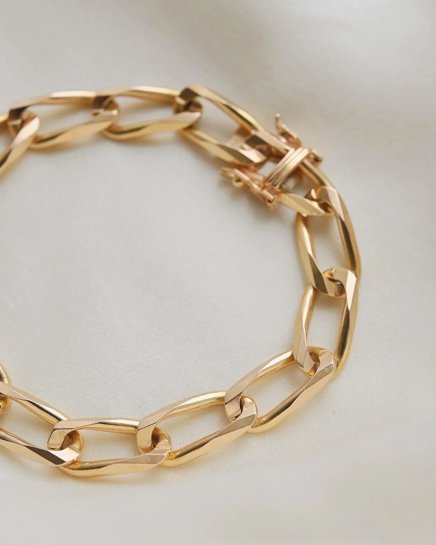 Sublime Faceted Vintage Curb Link Bracelet 18K Gold