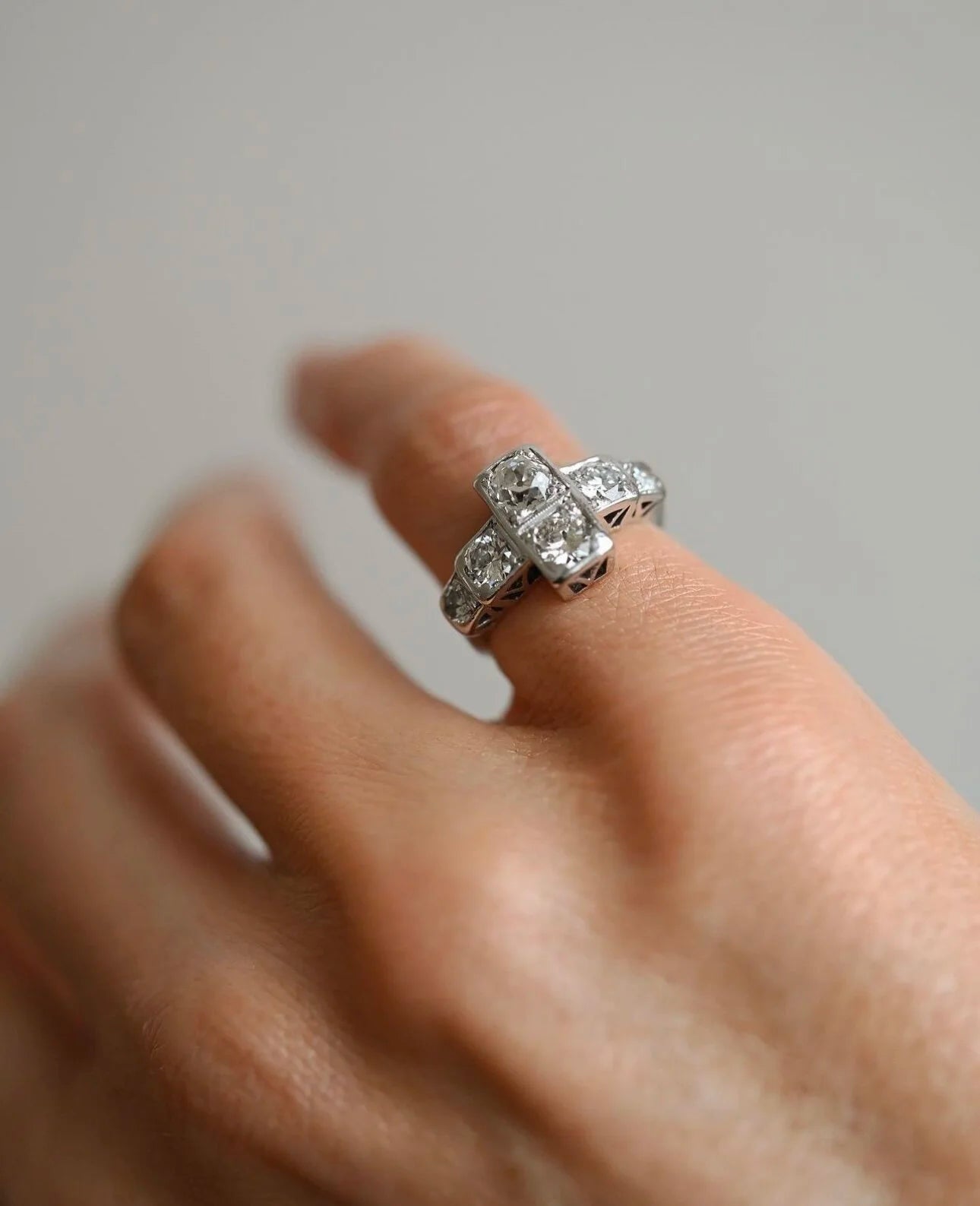 Extraordinary Beautiful Art Deco Ring 2.1 carats Old Cut Diamonds 18K White Gold 1920