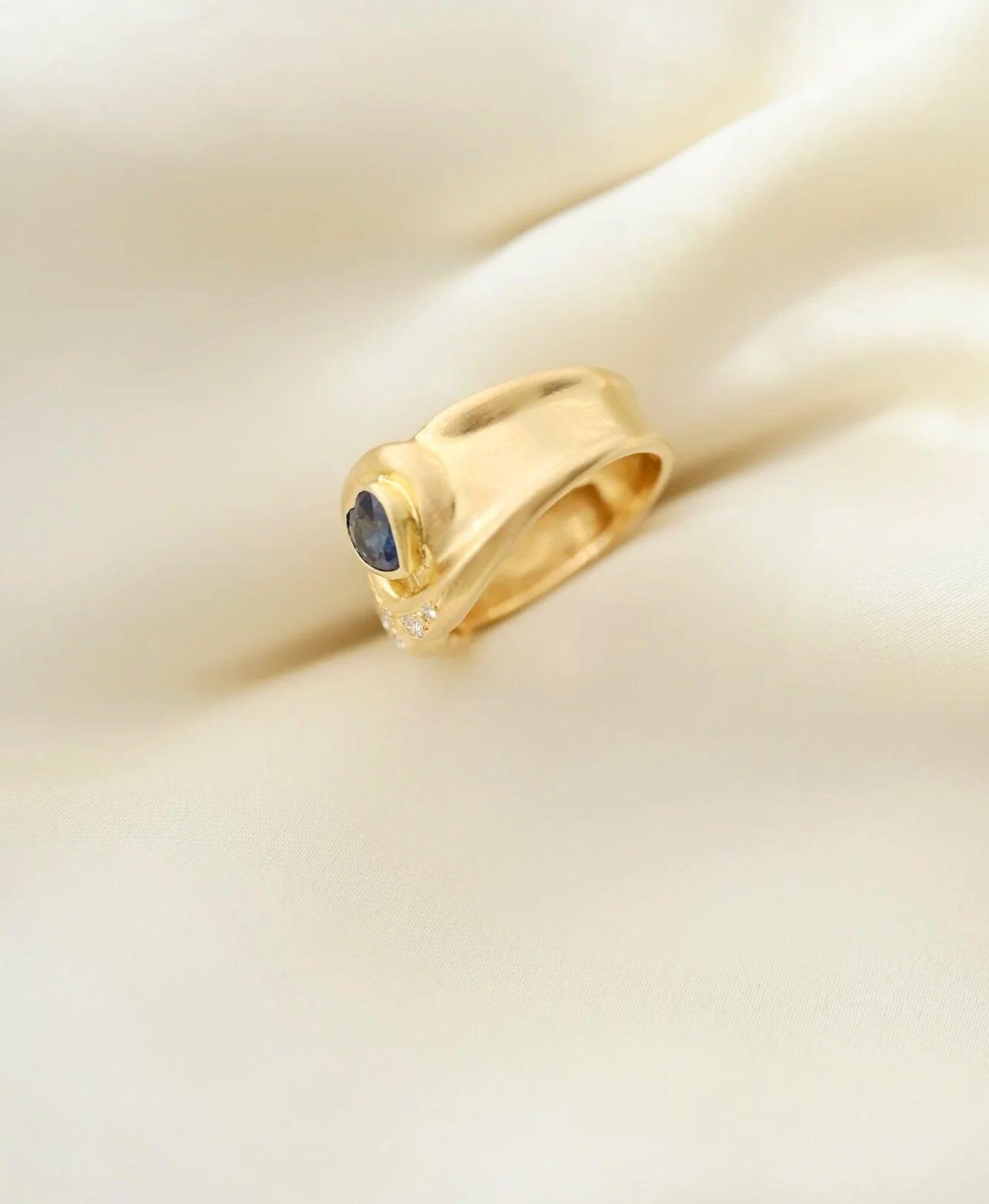 Vintage Sapphire Heart Diamond 18K Hold 1970s