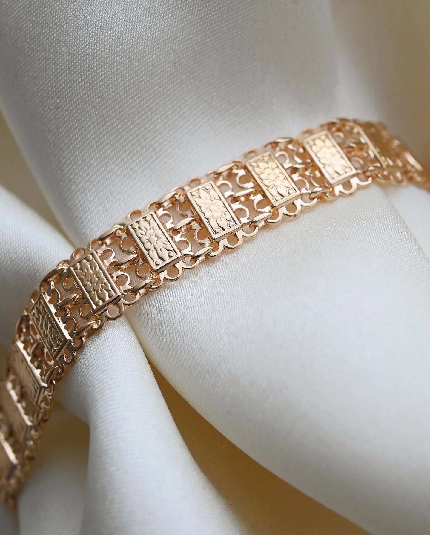 Beautiful Small Sized Engraved Antique Bracelet 18K Gold