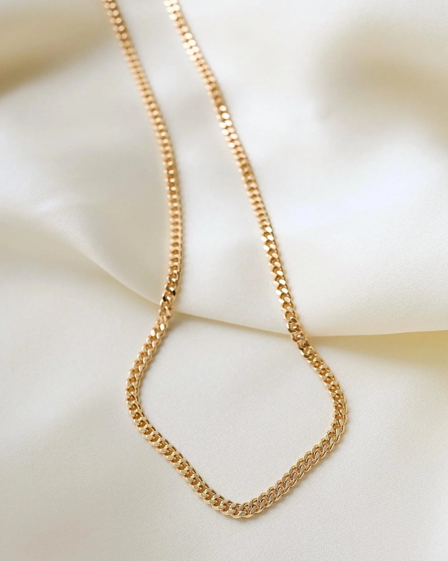 Beautiful 20 Inches Italian Vintage Curb Link Chain 18K Gold