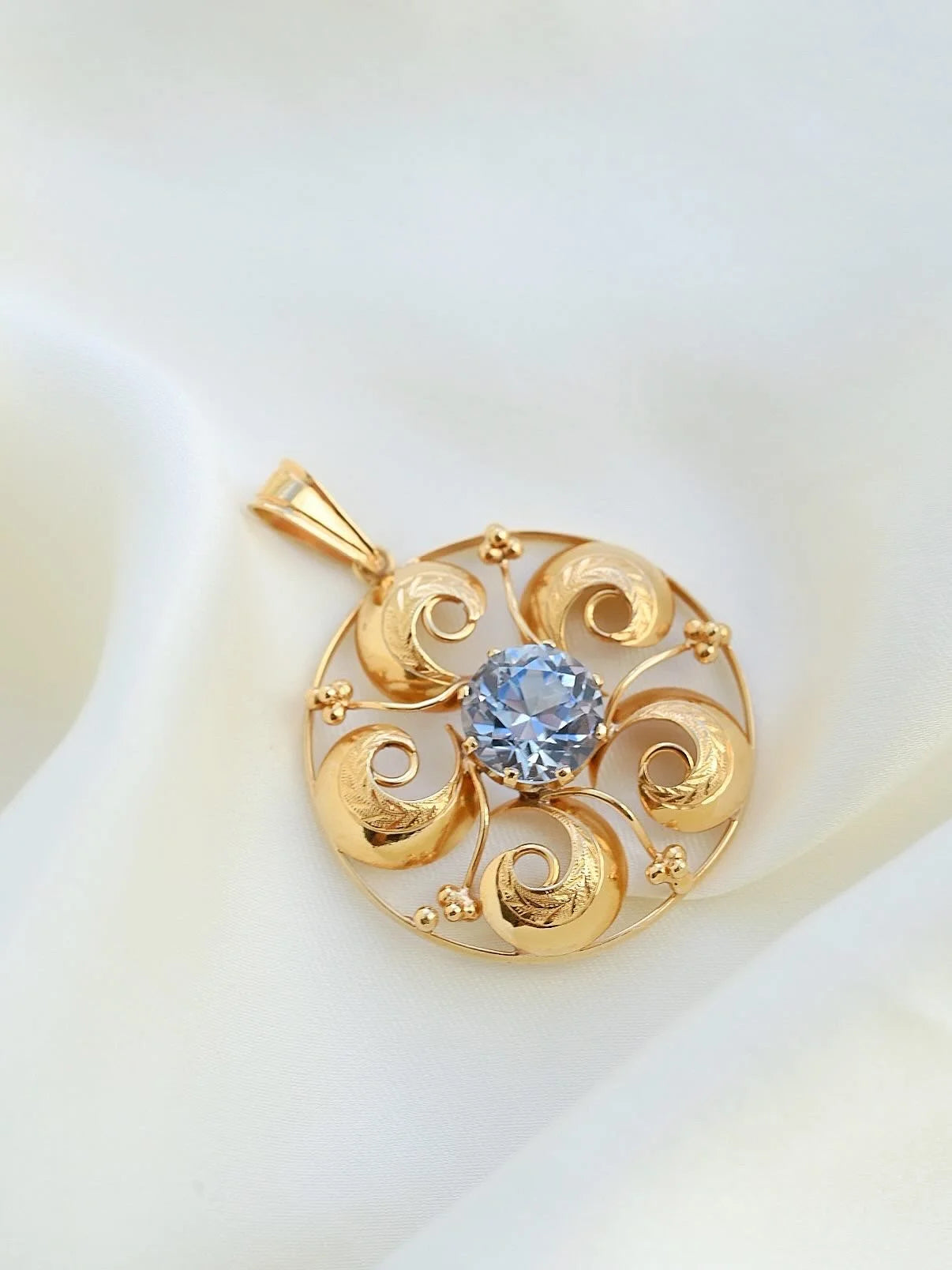Vision in Blue Flower Pendant Spinel 18K Gold