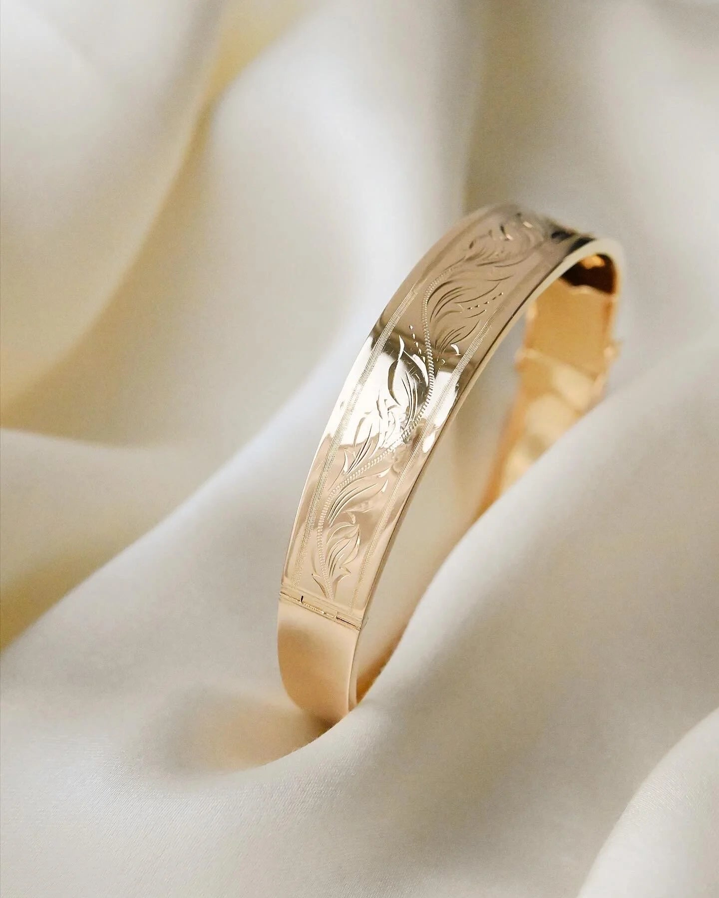 Amazing Beautiful Vintage Bangle w Leaf Engravings 18K Gold
