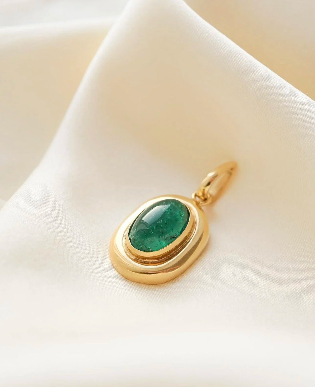 Beautiful Big Juicy Natural Emerald Vintage Pendant 18K Gold 1970s