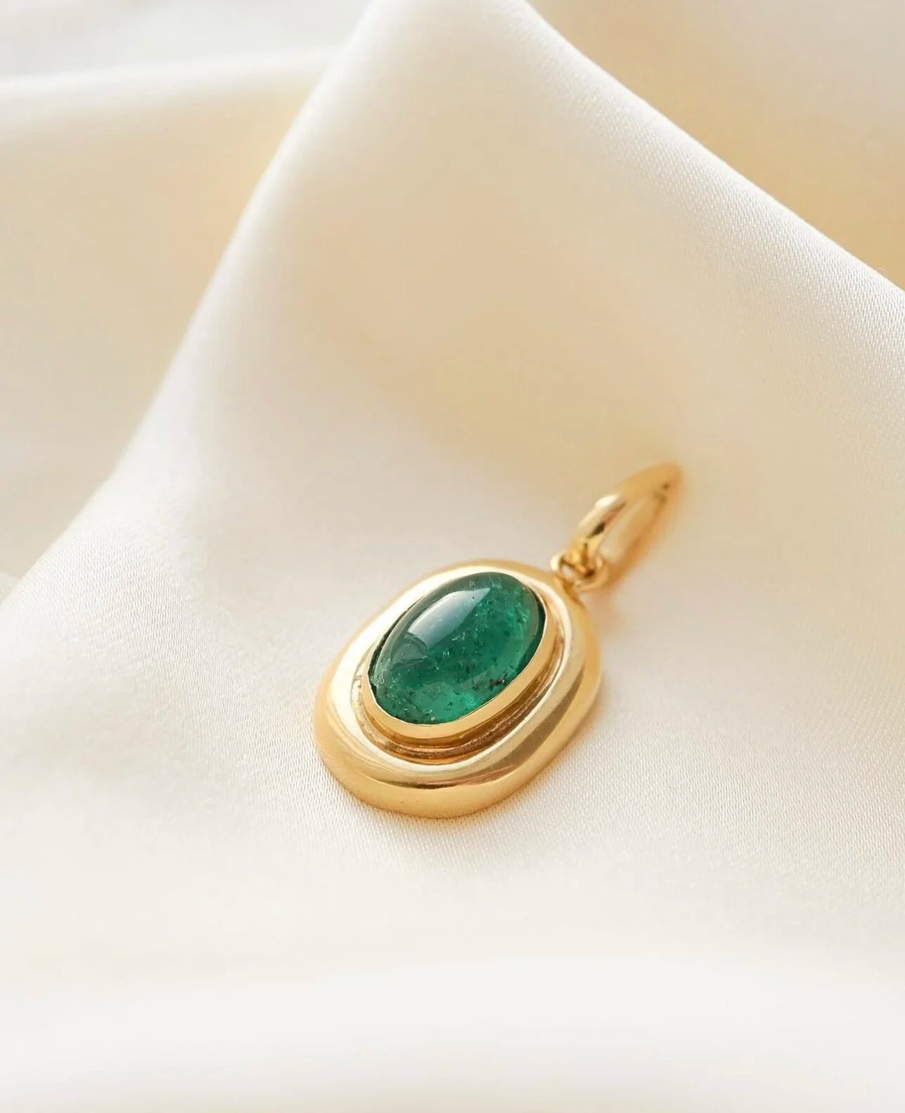 Beautiful Big Juicy Natural Emerald Vintage Pendant 18K Gold 1970s