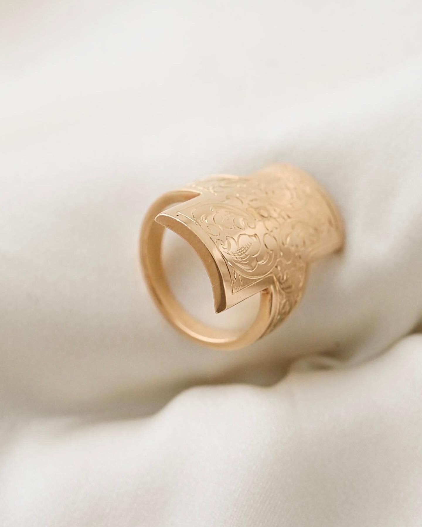 Massive Flower Shield Ring 18K Gold 1960