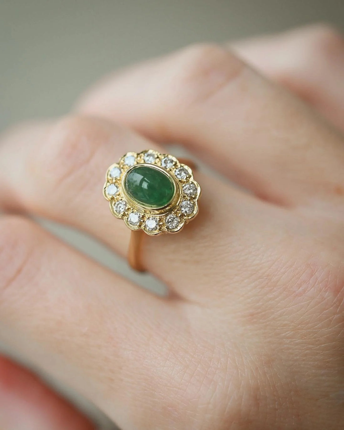 Luxurious English Vintage Ring Emerald x Diamond 18K Gold 1980