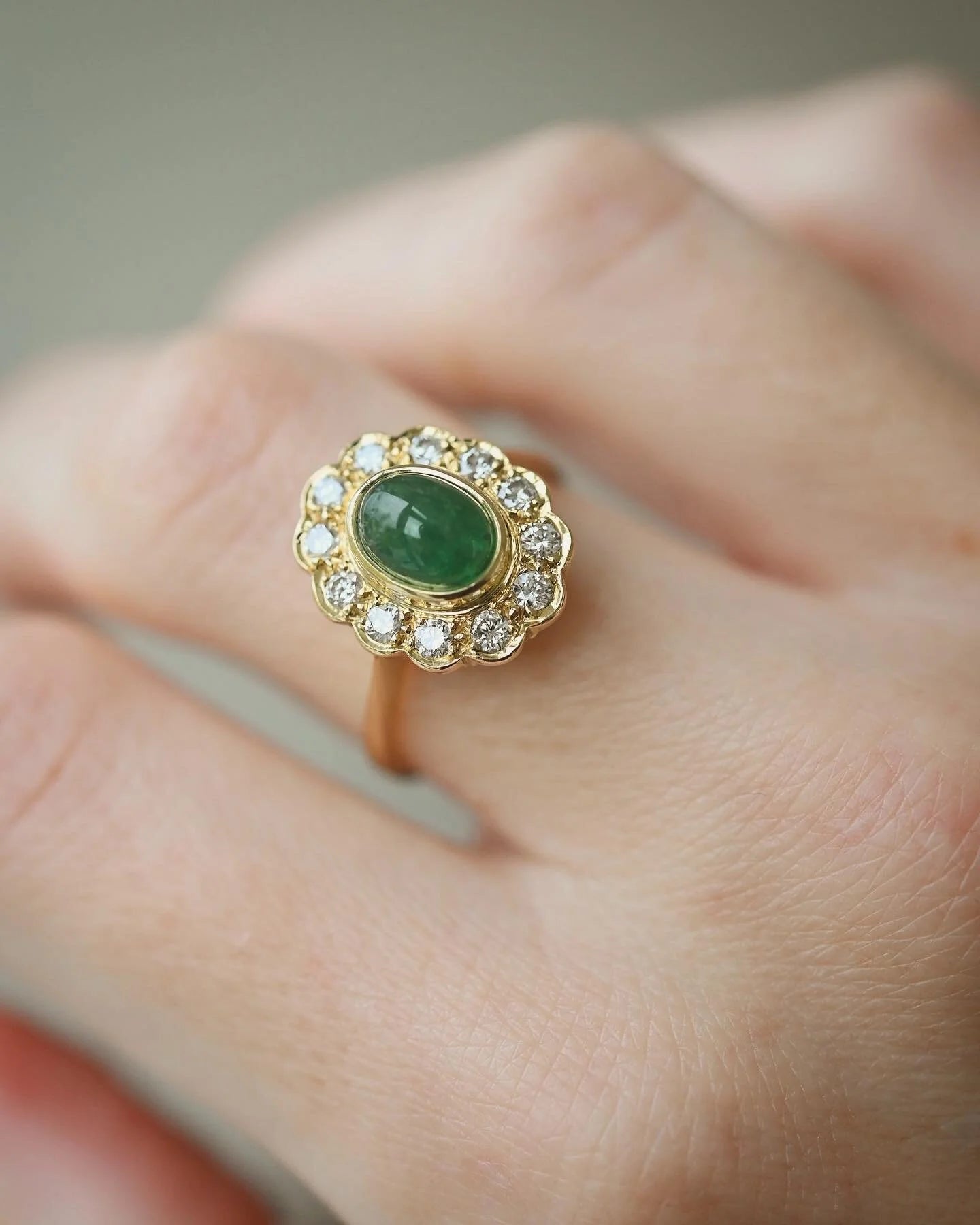 Luxurious English Vintage Ring Emerald x Diamond 18K Gold 1980