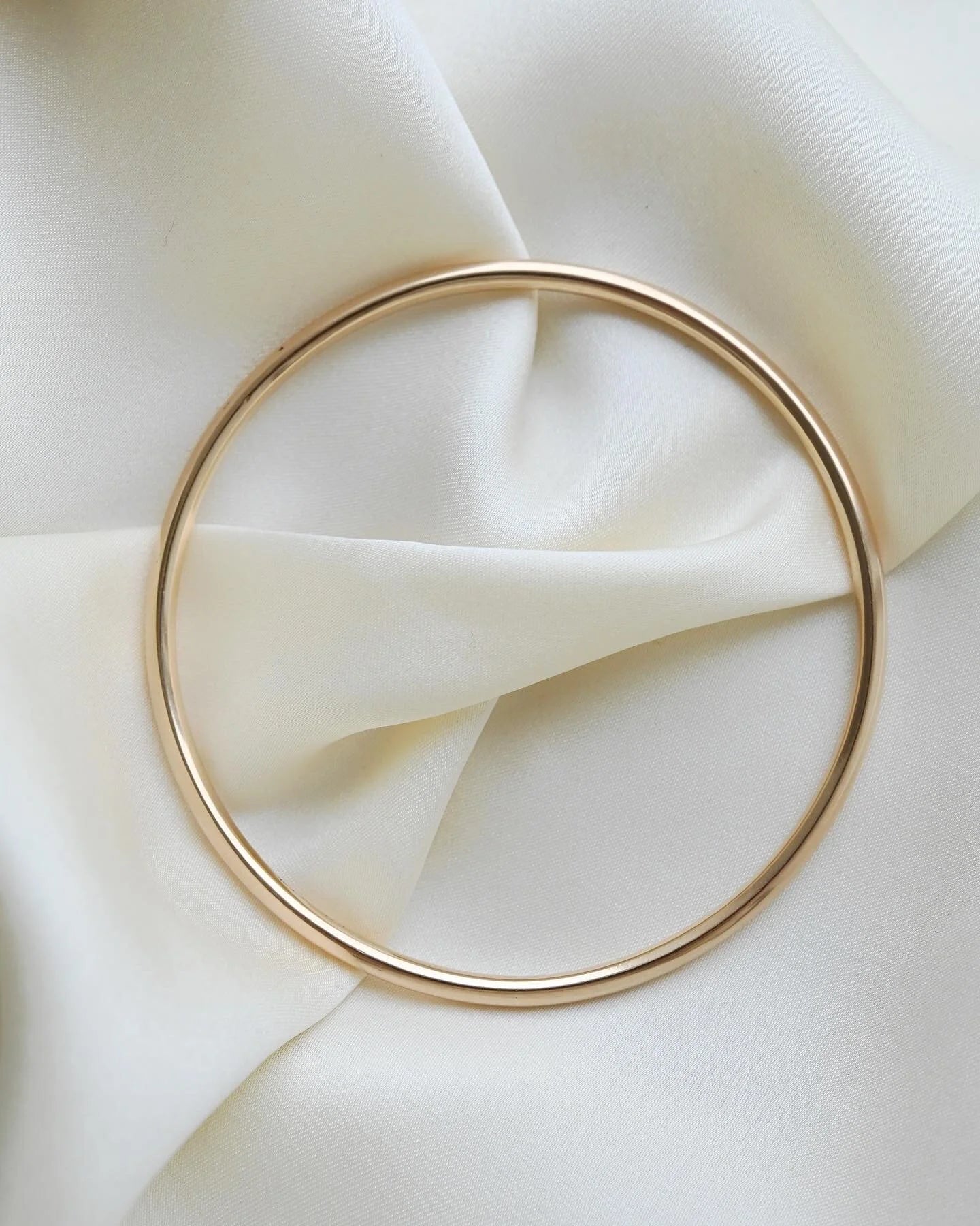 Classic Timeless Round Vintage Gold Bangle 14K 1960s