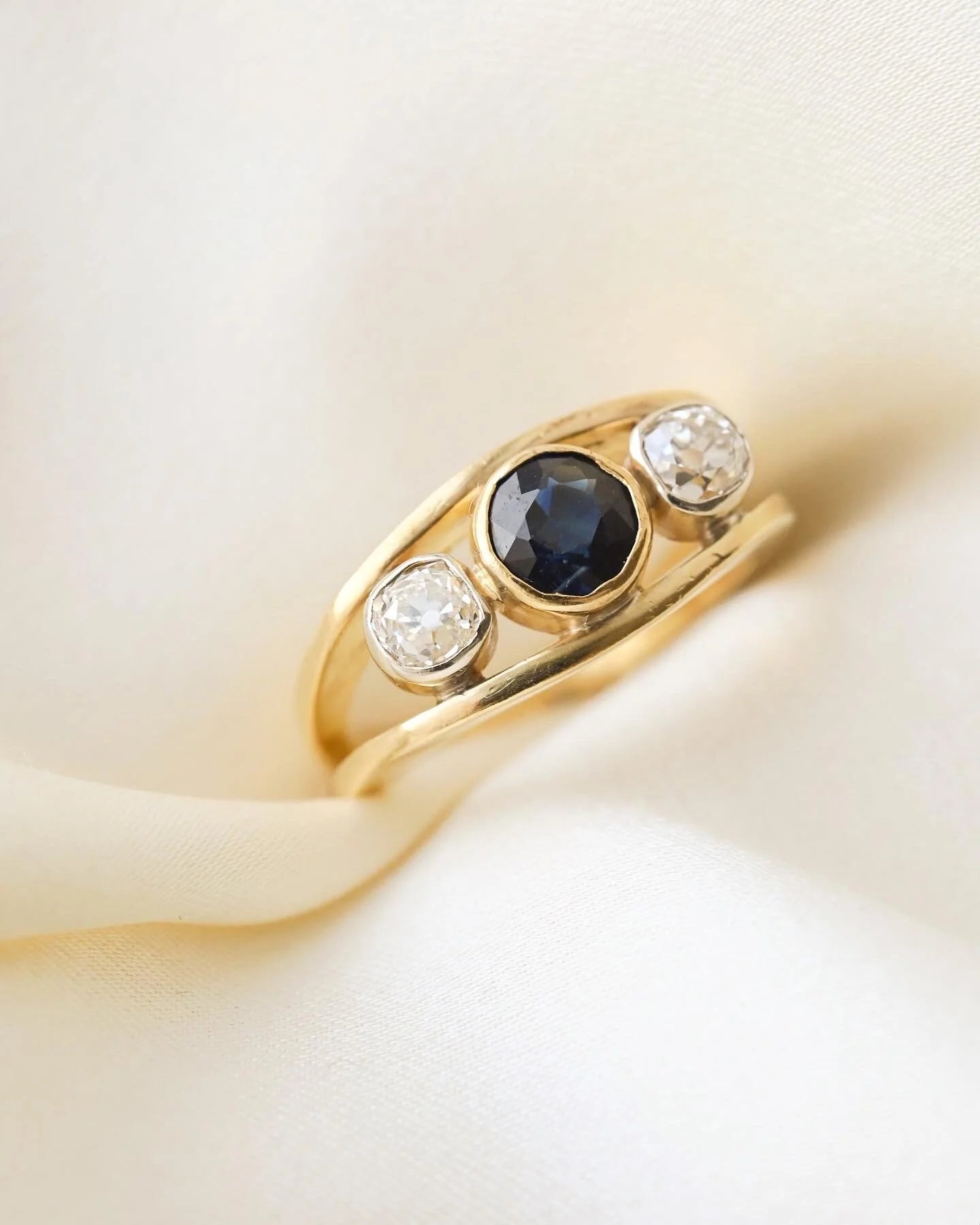 Sublime Special Antique Ring w Old Cut Diamonds and Sapphire 18K Gold 1920s