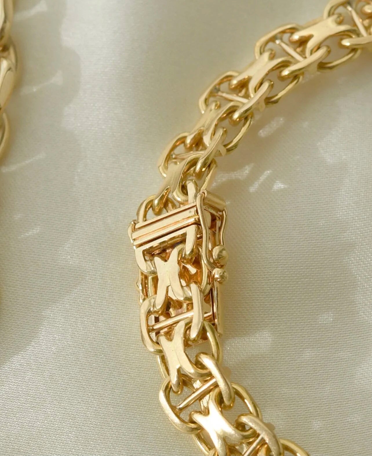 Extraordinary X Link Bracelet 18K Gold 1965
