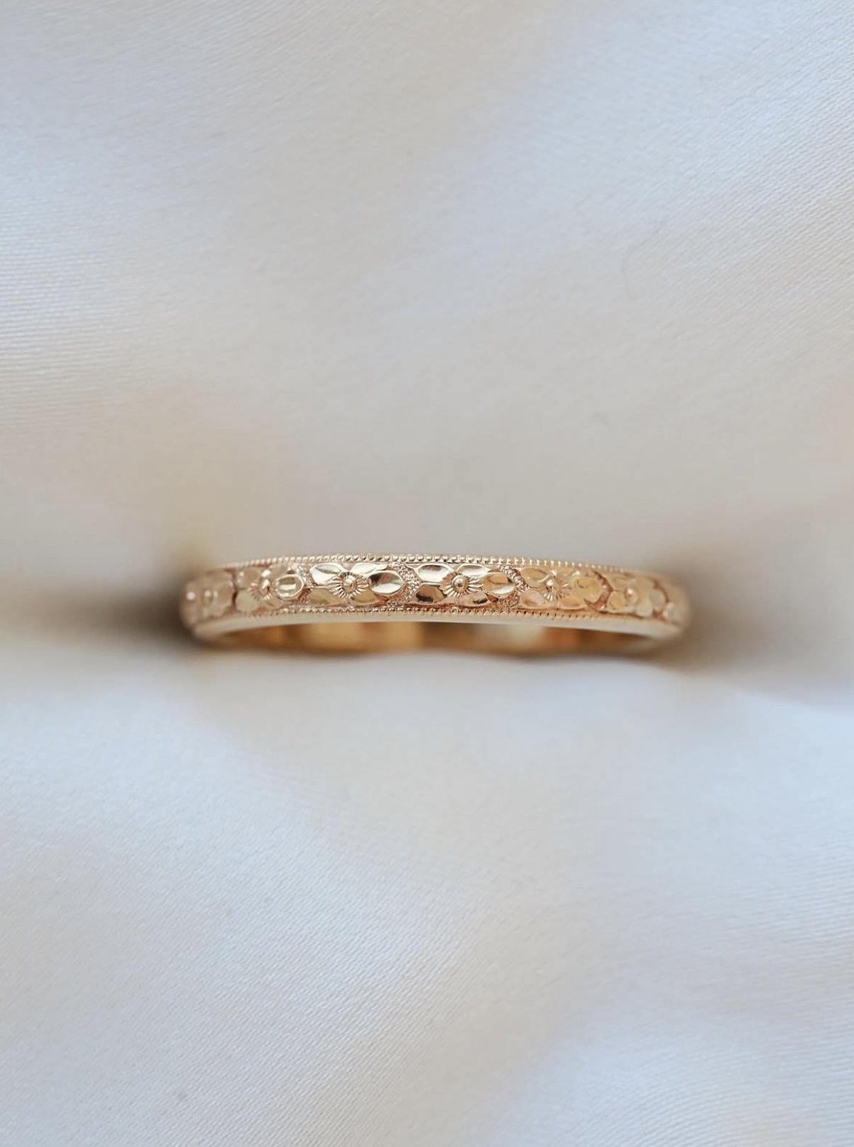 Stunning Floral Engraved Band 18K Gold 1910