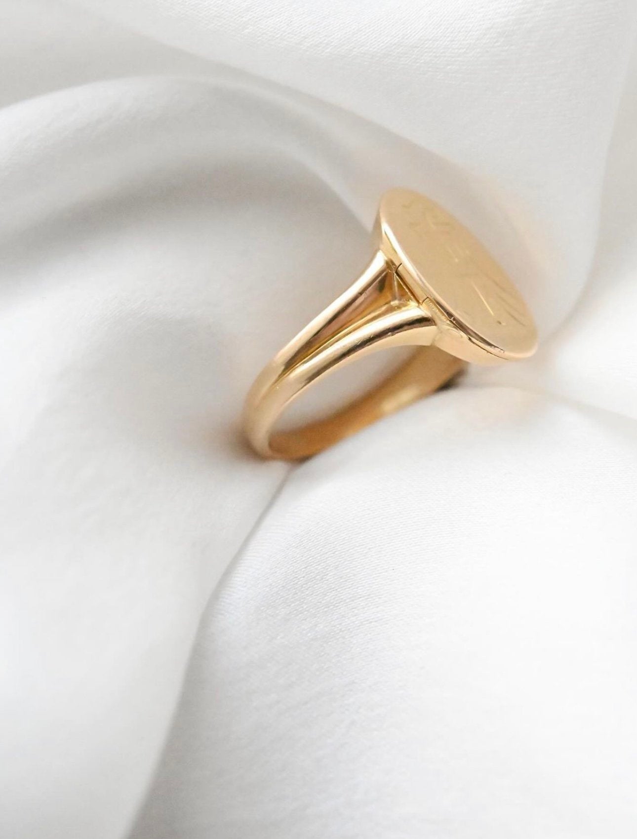 Extraordinary Signet Ring w Secret Compartment LA or AL 18K Gold 1949 Sweden