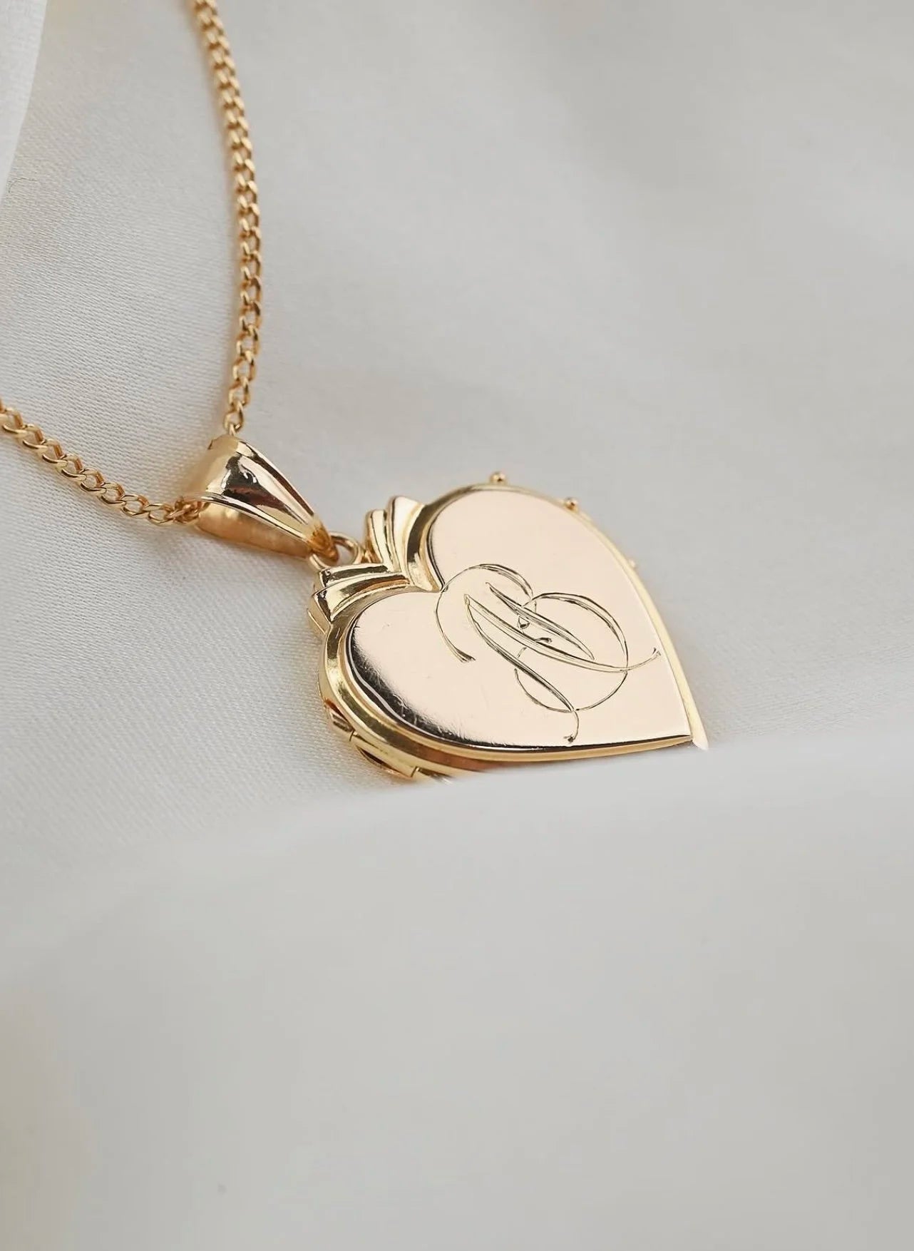Beautiful RARE Antique Heart Locket on Curb Link Chain 18K Gold 1930s Sweden