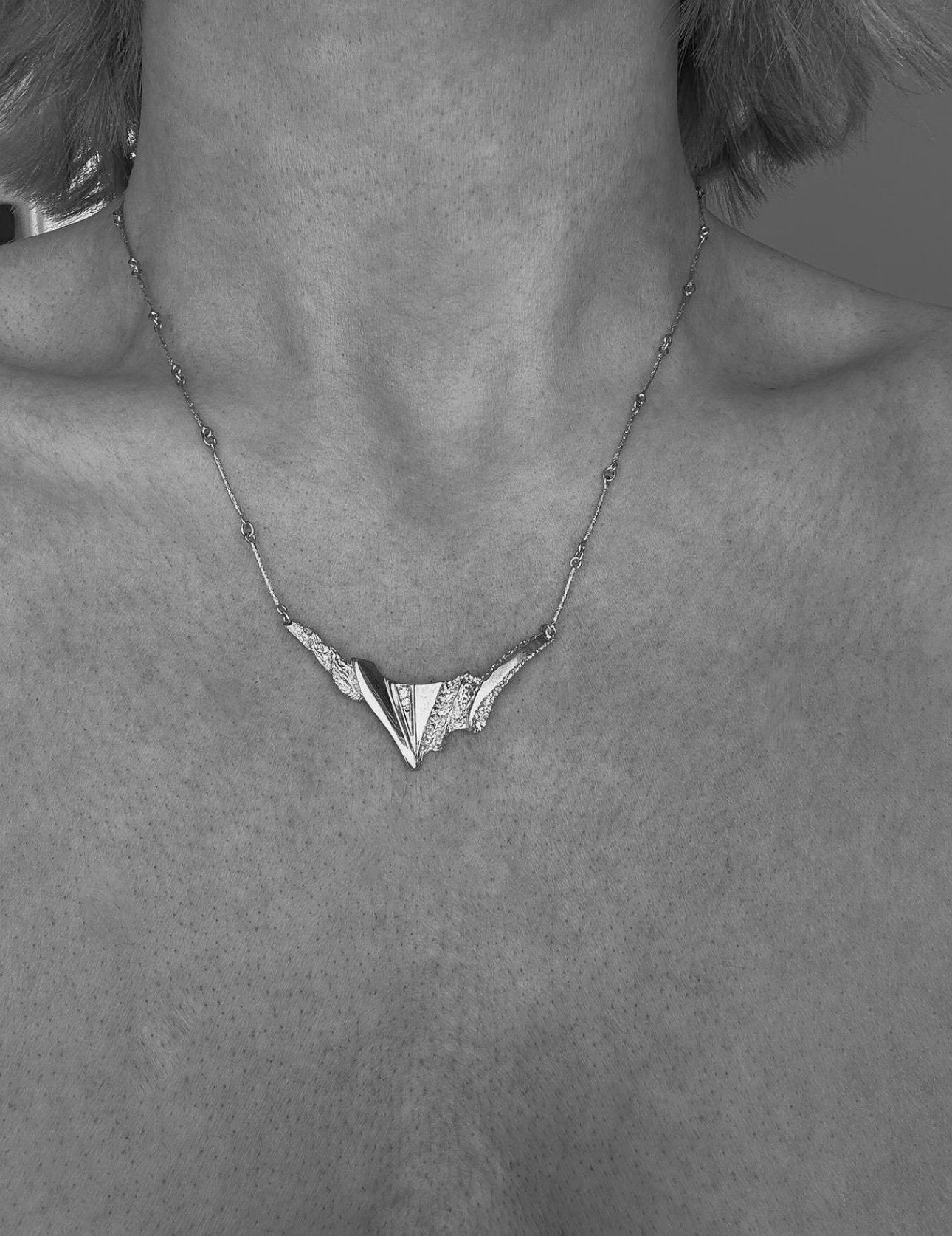 Organically Shaped Gorg Mid Century Necklace Diamonds and 18K Gold 1900s