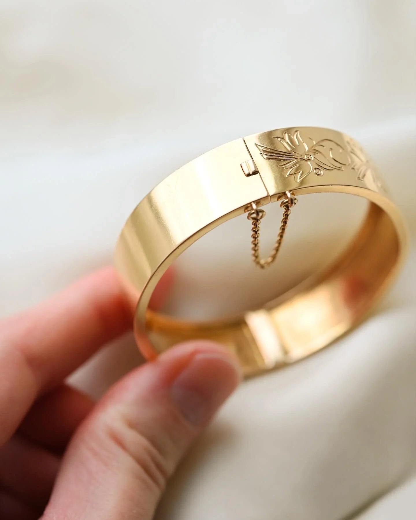 Exquisite Rare Antique French Engraved Bangle 18K Gold Paris 18/1900s