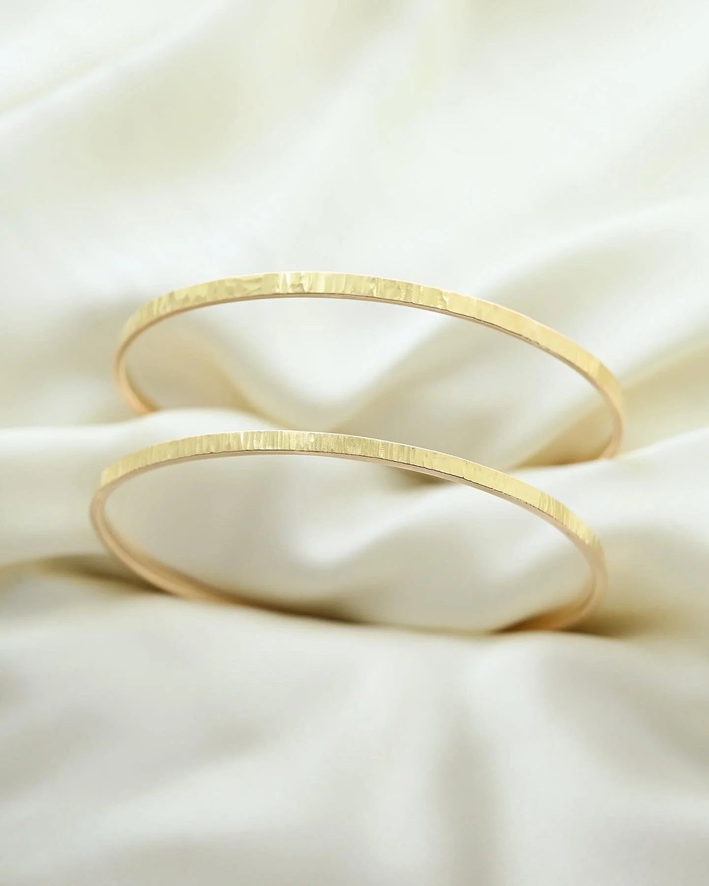 Beautiful 8.25 Inches Textured Solid Bangle 18K Gold