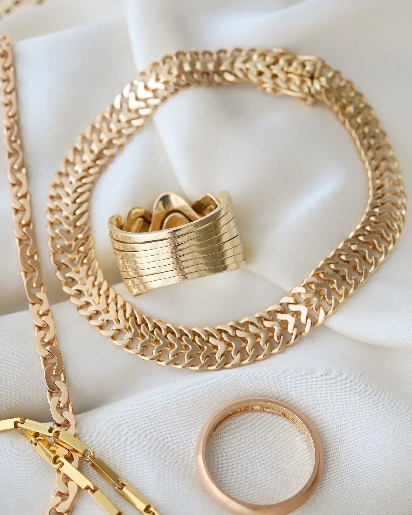 Rich Hued Feminine Fox Tail Link Bracelet 18K Gold 1955