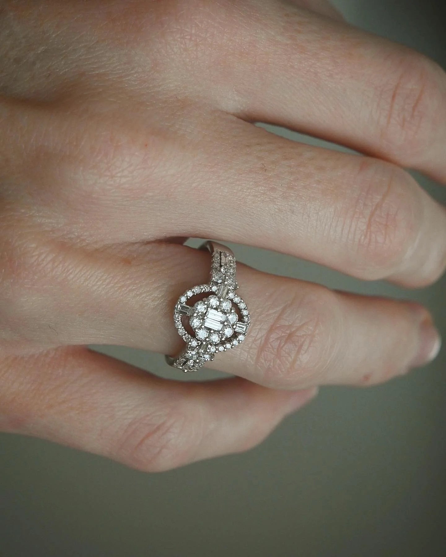 Stunning White Gold  Diamond Compass Set Dream Ring 18K White Gold