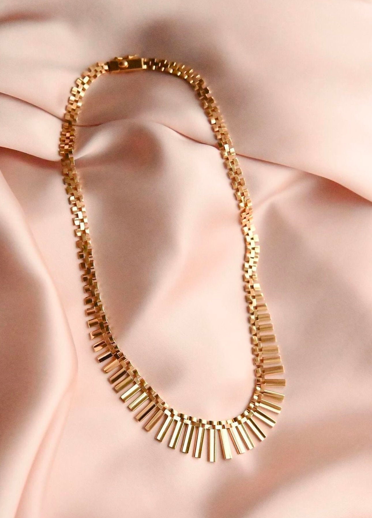 Sublime Sexy 18K solid Gold Cleopatra Necklace 1970s Italy