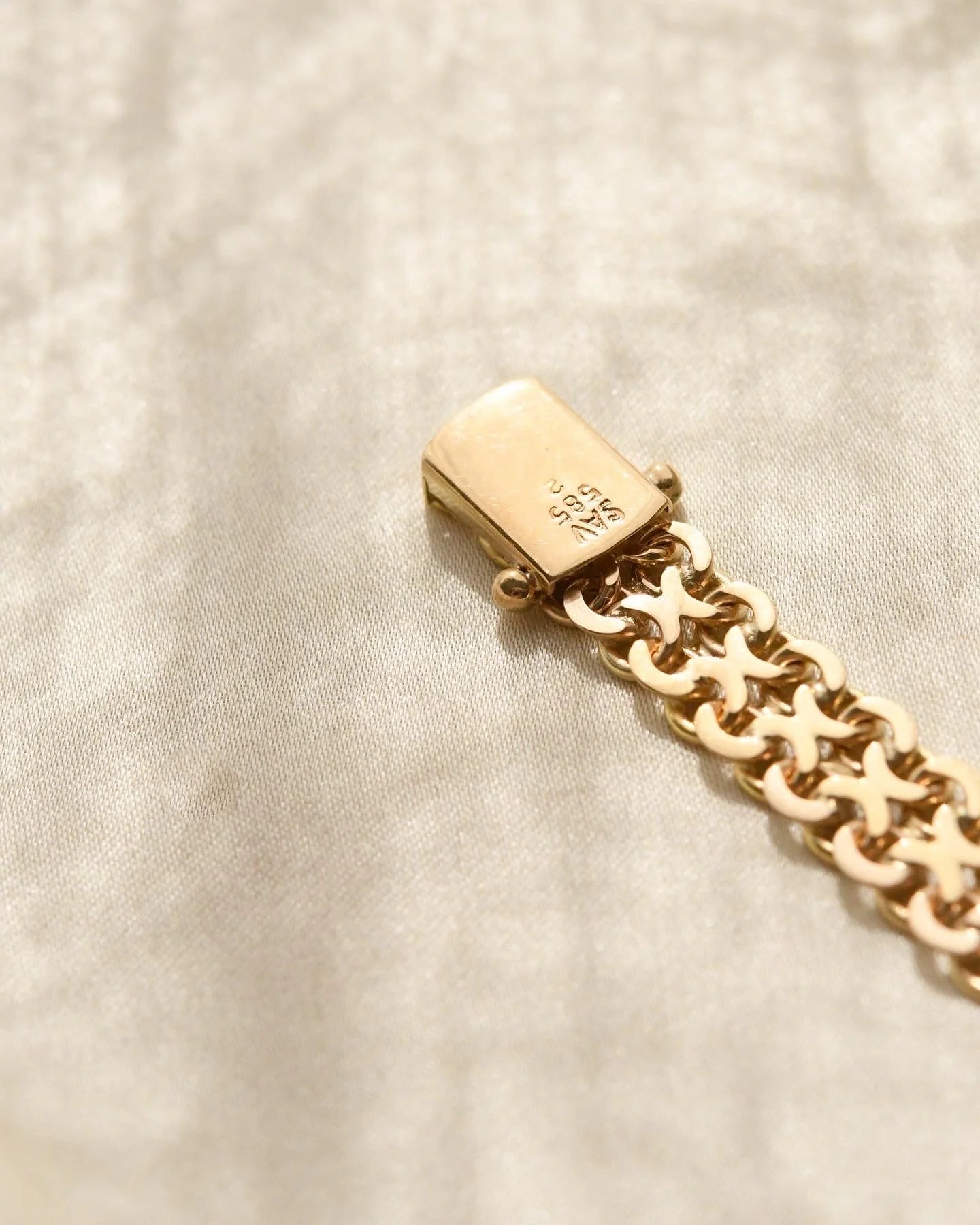 Beautiful Vintage X-link Bracelet 14K Gold