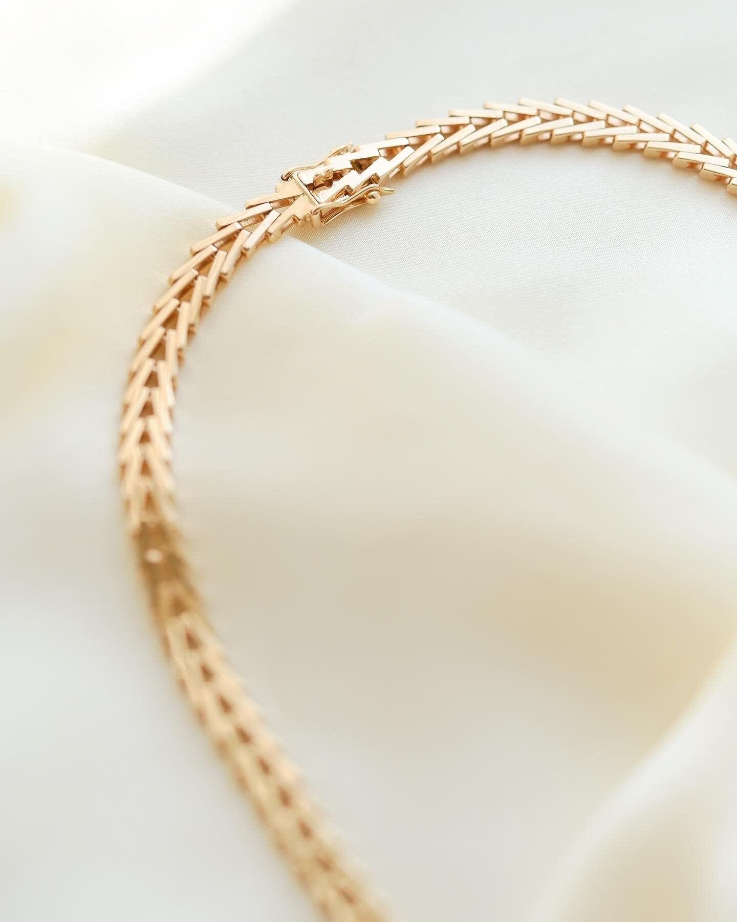 Heavy, 17.15 inches Geneva Variation Necklace 14K Gold 1970s