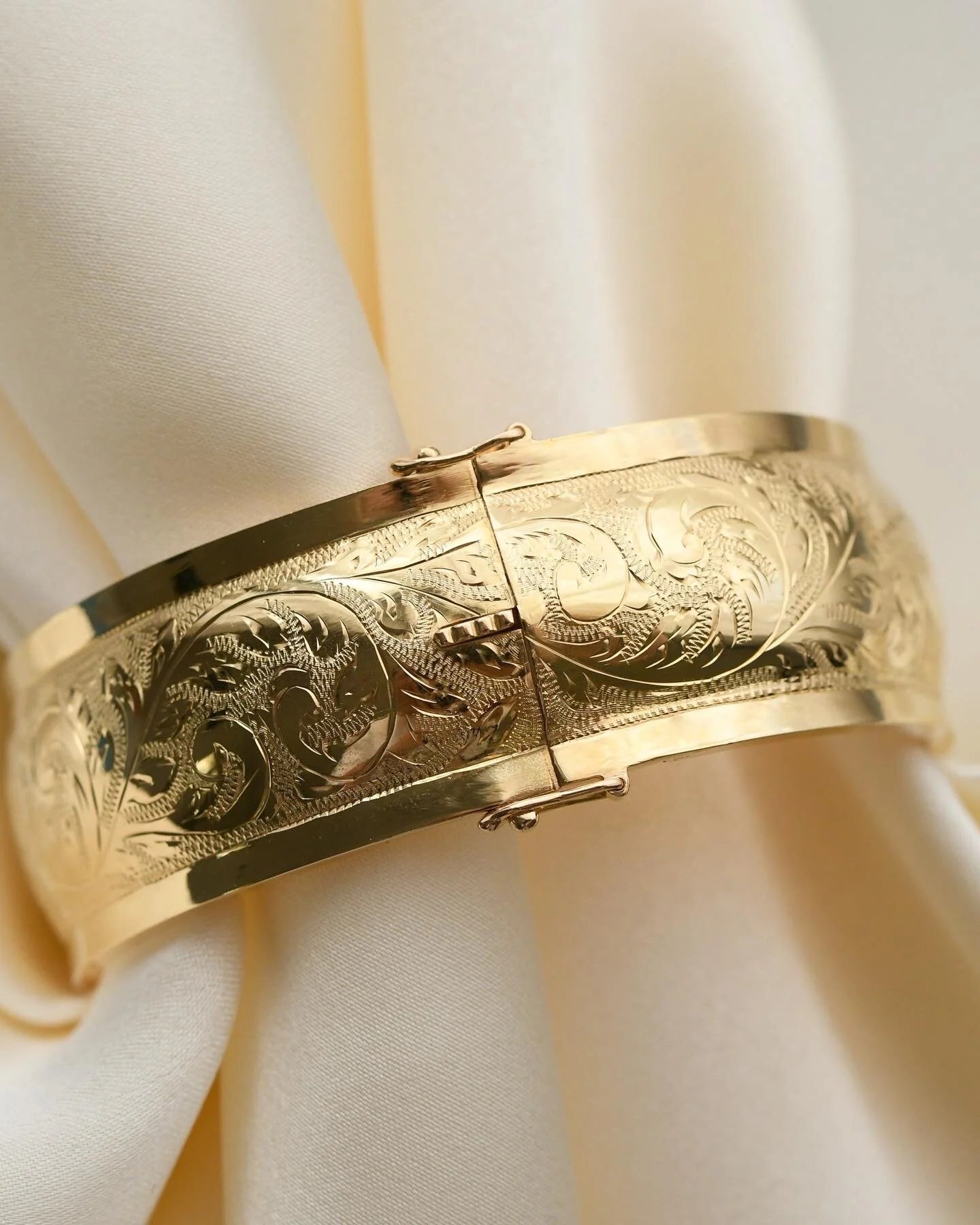Engraved Dream Bangle 18K Gold 26.7 Grams 1948