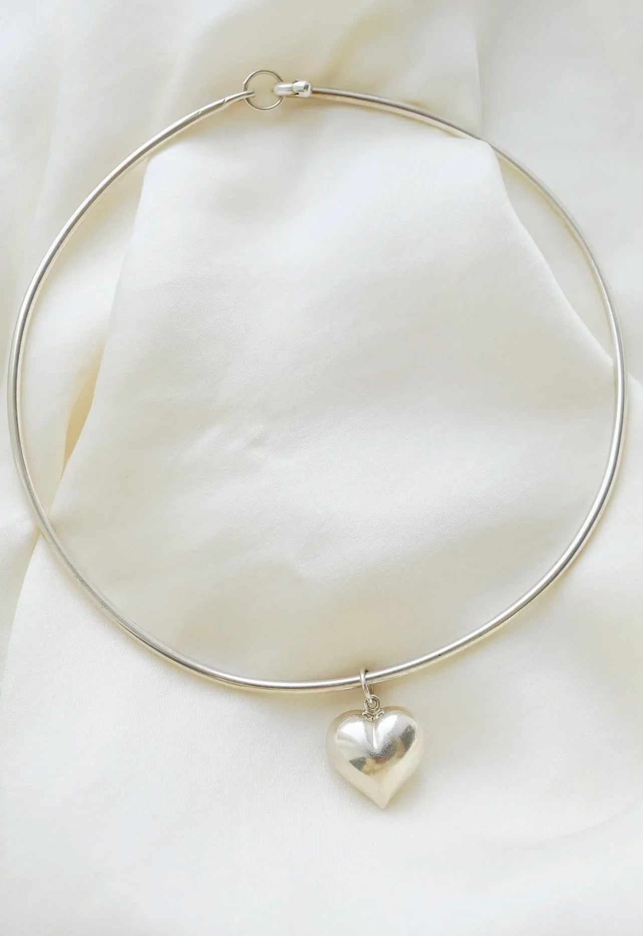Gorgeous Super Cool yet Sweet Wire Collar w Puffy Heart Charm Silver 1960s