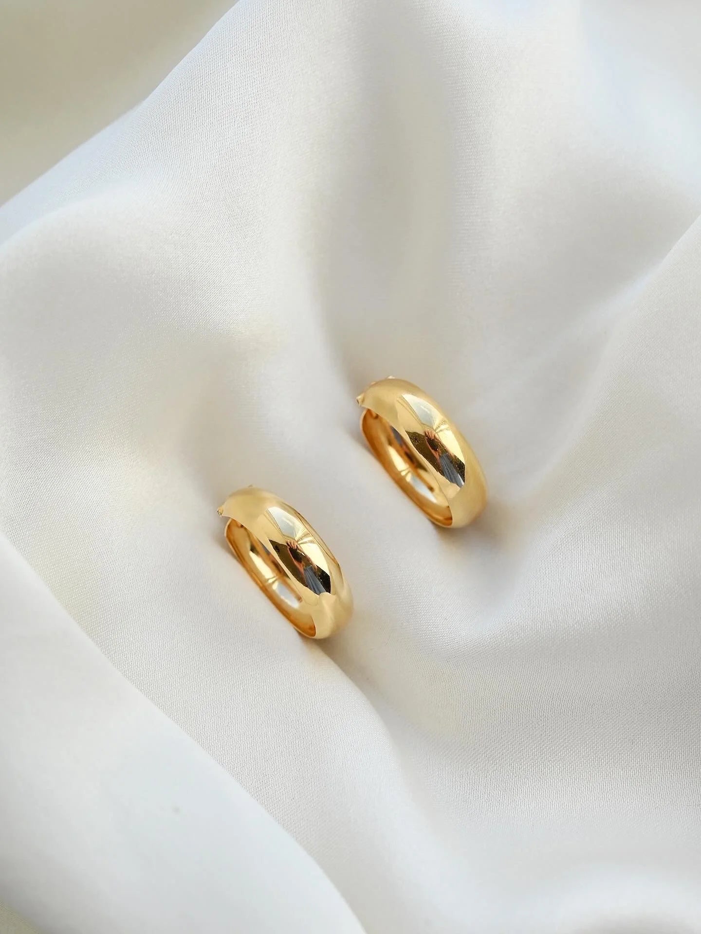 Ultra Shiny Vintage Hoop Earrings 18K Gold