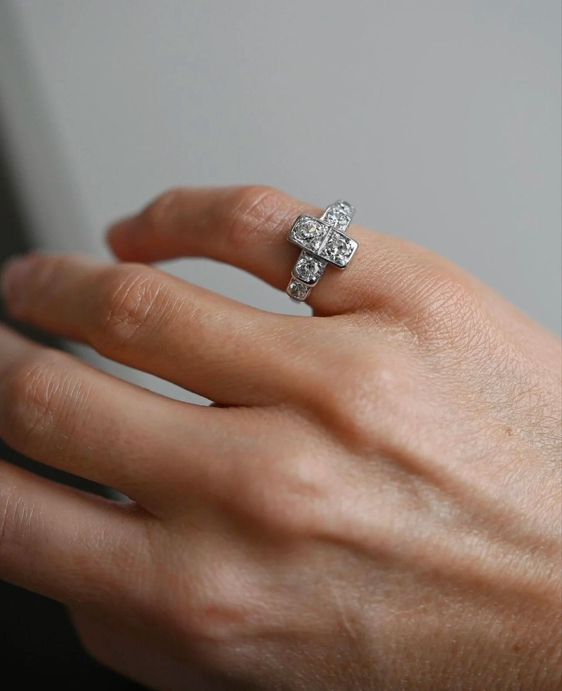 Extraordinary Beautiful Art Deco Ring 2.1 carats Old Cut Diamonds 18K White Gold 1920