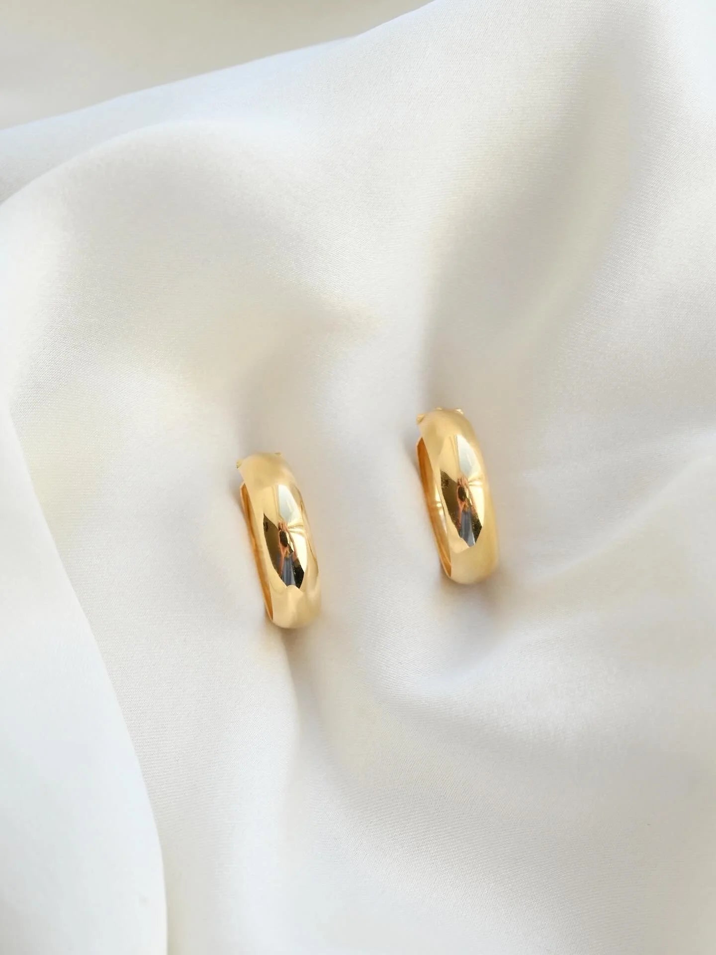 Ultra Shiny Vintage Hoop Earrings 18K Gold