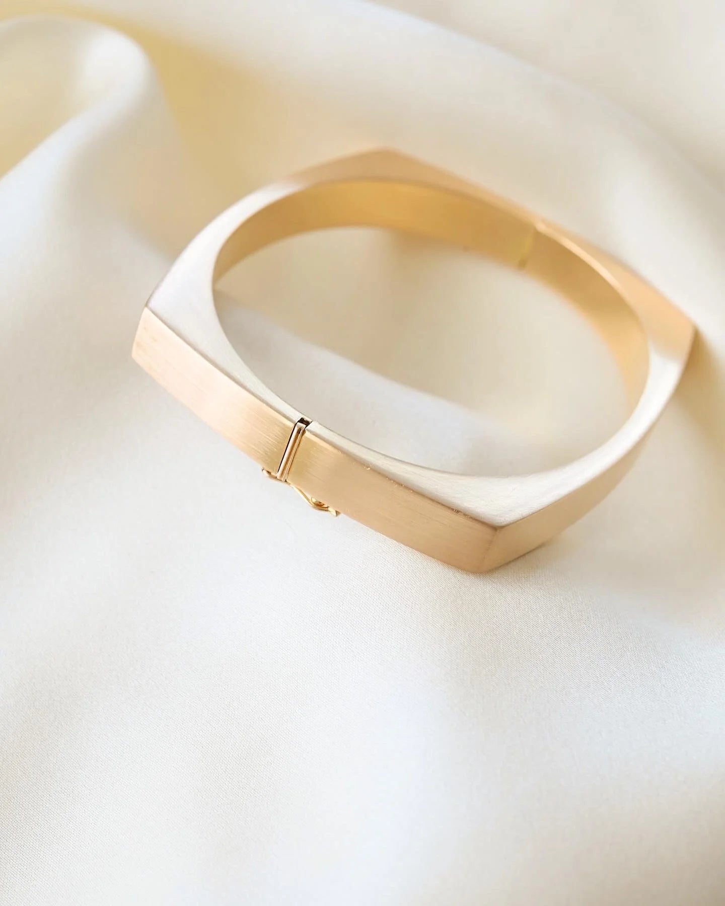 Vintage Silk Texture Bangle 18K Gold 1970