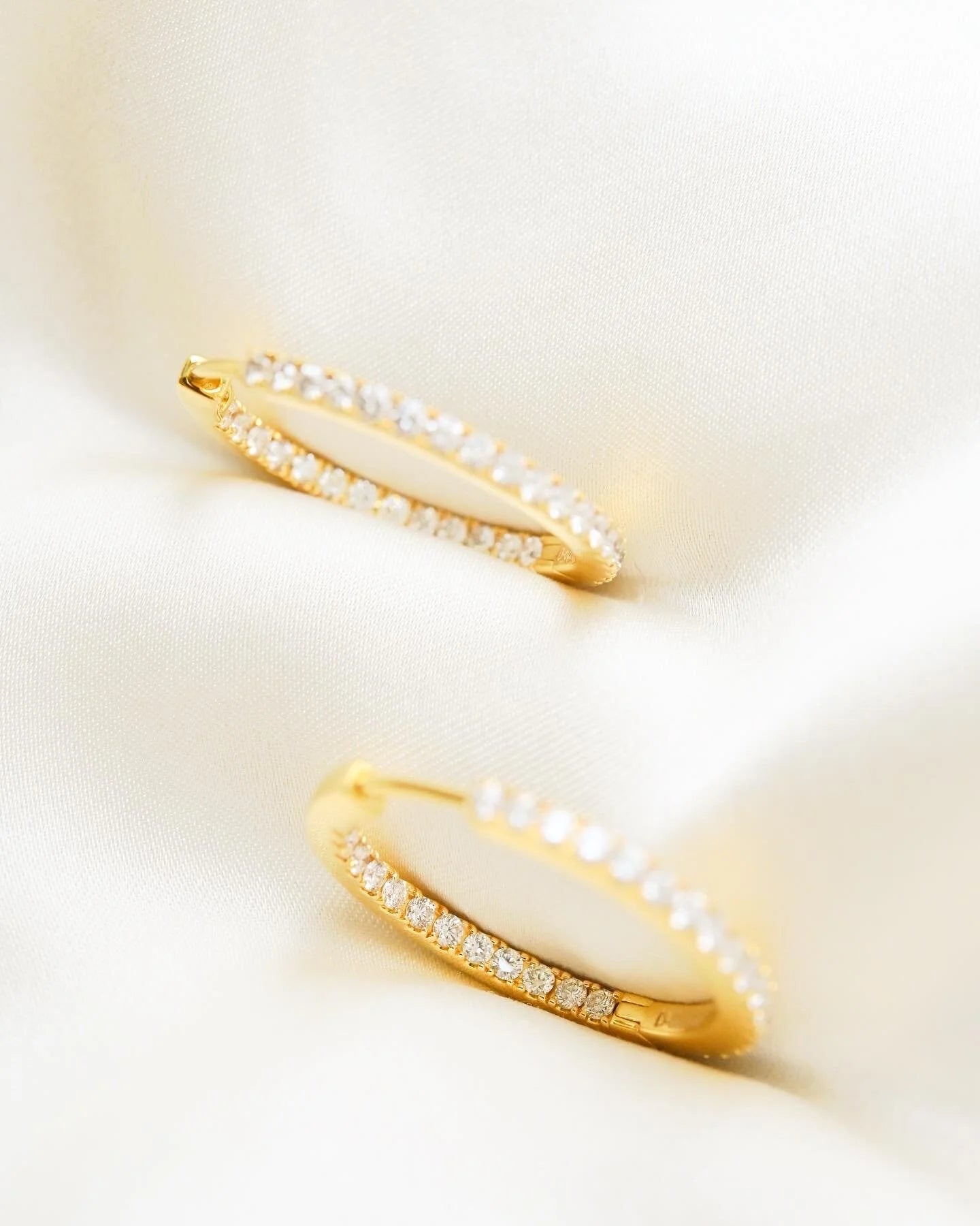 Extraordinary Hoops 1.35 Carats H/VVS Diamonds 18K Gold