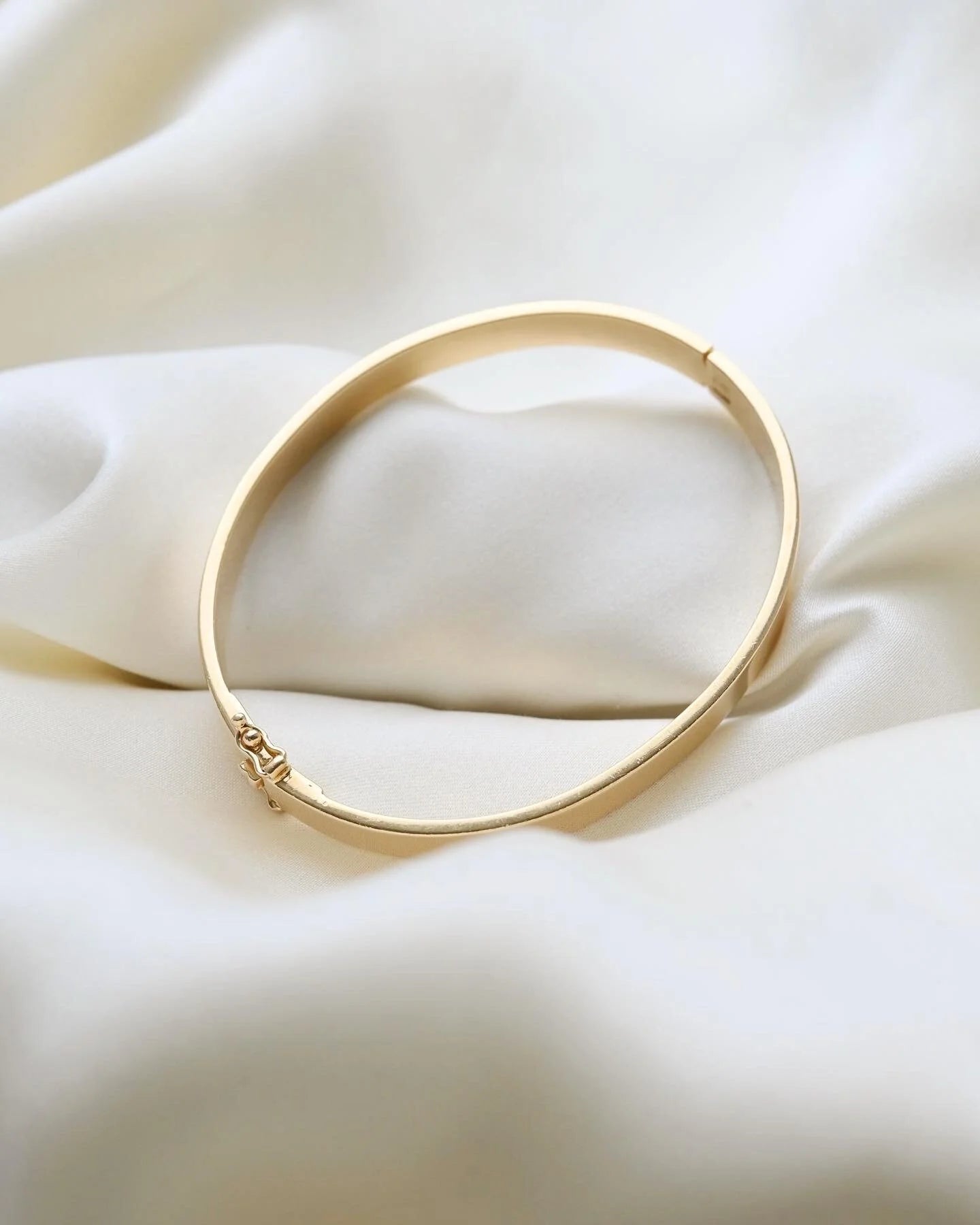 Beautiful Elegant Heavy 32 Grams Bangle 18K Gold