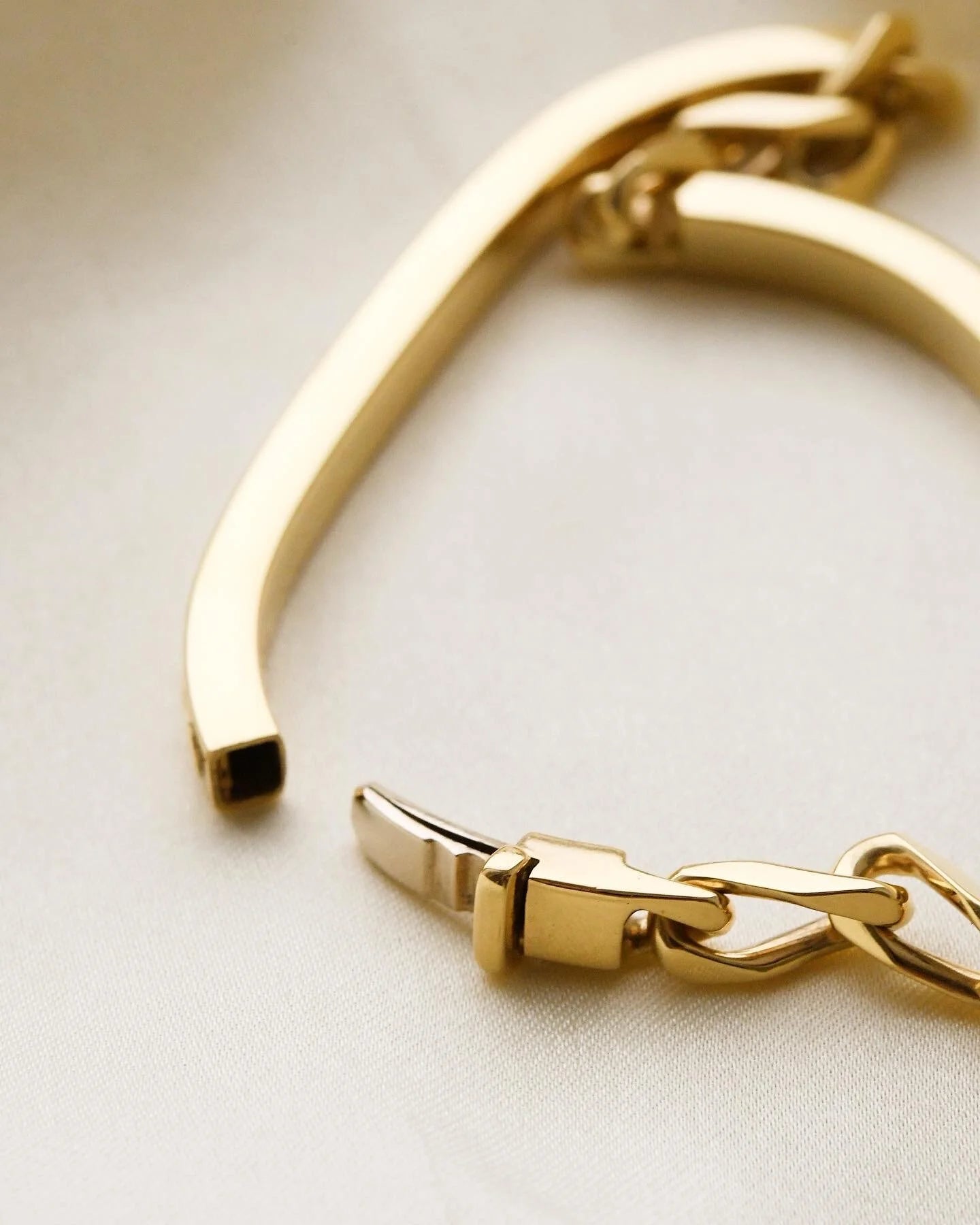 Fantastic Linked Vintage Bangle Bracelet 18K Gold