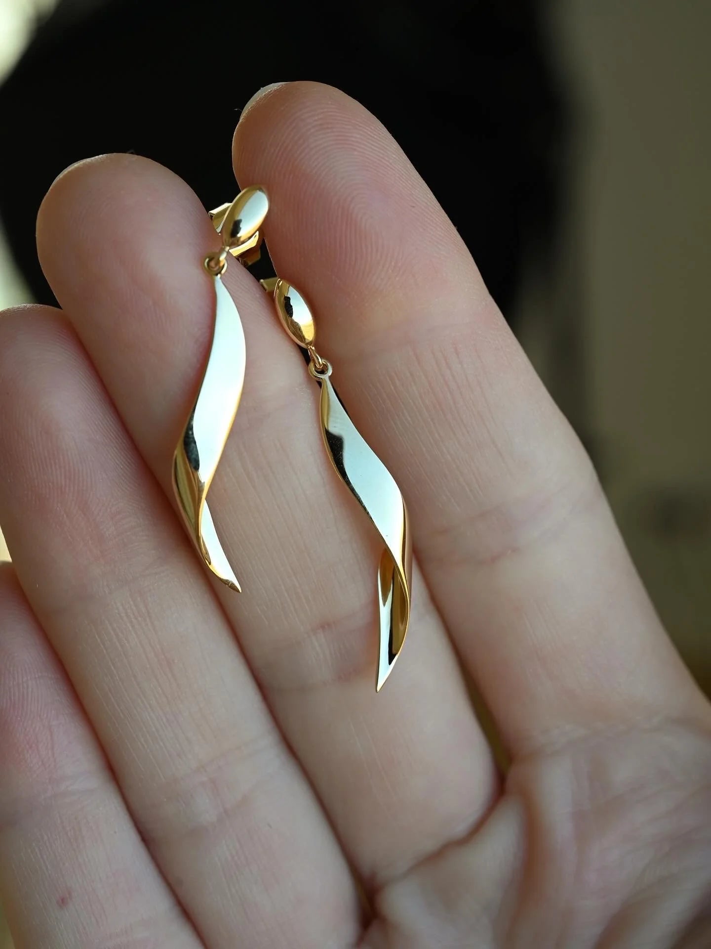 Ultra Reflective Curvy Vintage Dangle Earrings 18K Gold