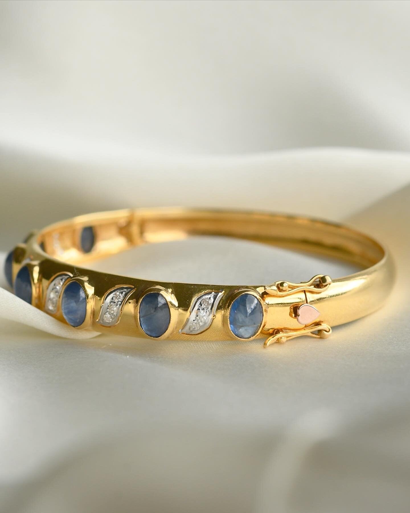 Magical Sapphire Cabochon Bracelet 14K Gold 1980s