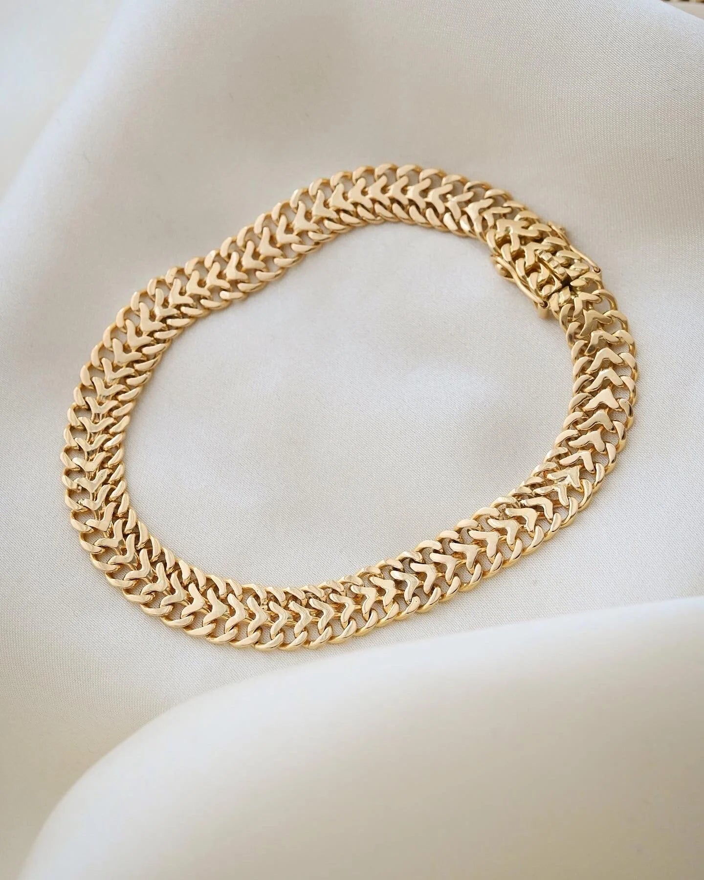 Rich Hued Feminine Fox Tail Link Bracelet 18K Gold 1955